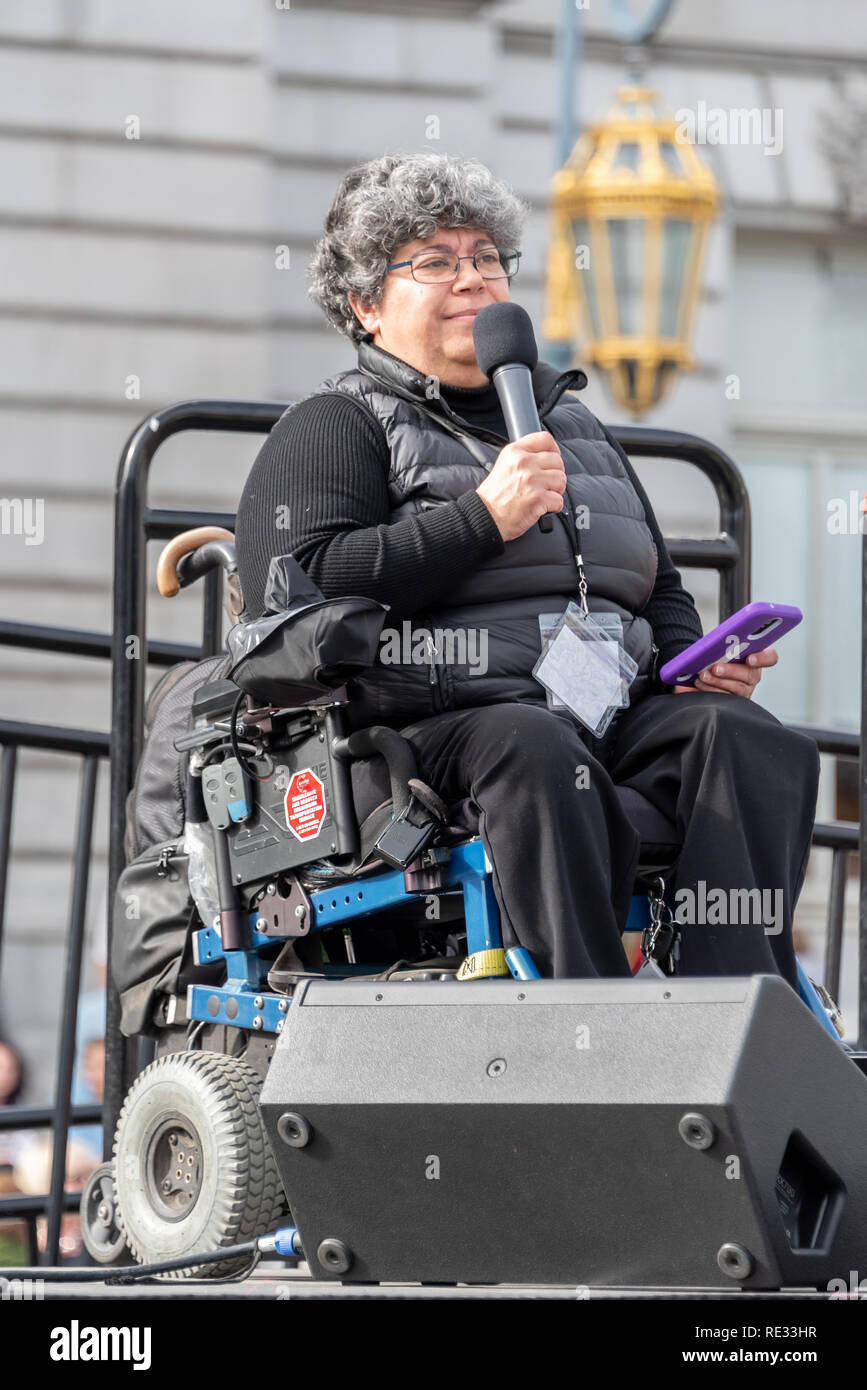 San Francisco, États-Unis. 19 janvier 2019. La Marche des femmes à San Francisco commence par un rassemblement au Civic Center Plaza en face de l'hôtel de ville. Alicia Contreras, directrice générale de la East Bay Spanish Speaking Citizen's Foundation, s'adresse à la foule. Contreras est récipiendaire du prix Paul Hearne et a négocié le premier financement de la ville à San Luis Potosi, au Mexique, pour les personnes handicapées. Crédit : Shelly Rivoli/Alamy Live News Banque D'Images