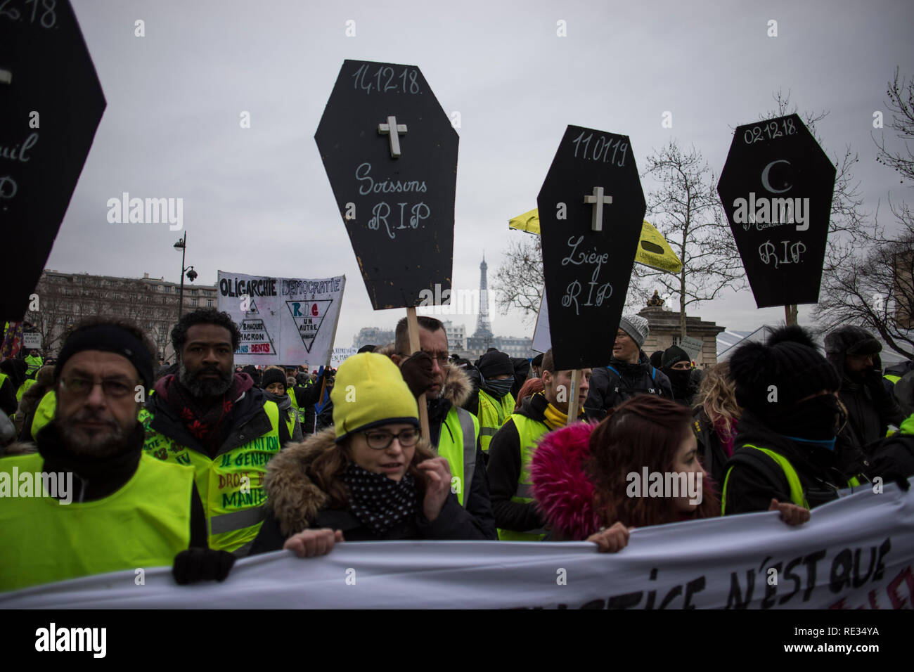 Paris, France. 19Th Jul 2019. Des bannières, des manifestants est titulaire  d'un cercueil pour chaque l'un des manifestants gilet jaune qui sont morts  depuis le mouvement a commencé en novembre 2018, au