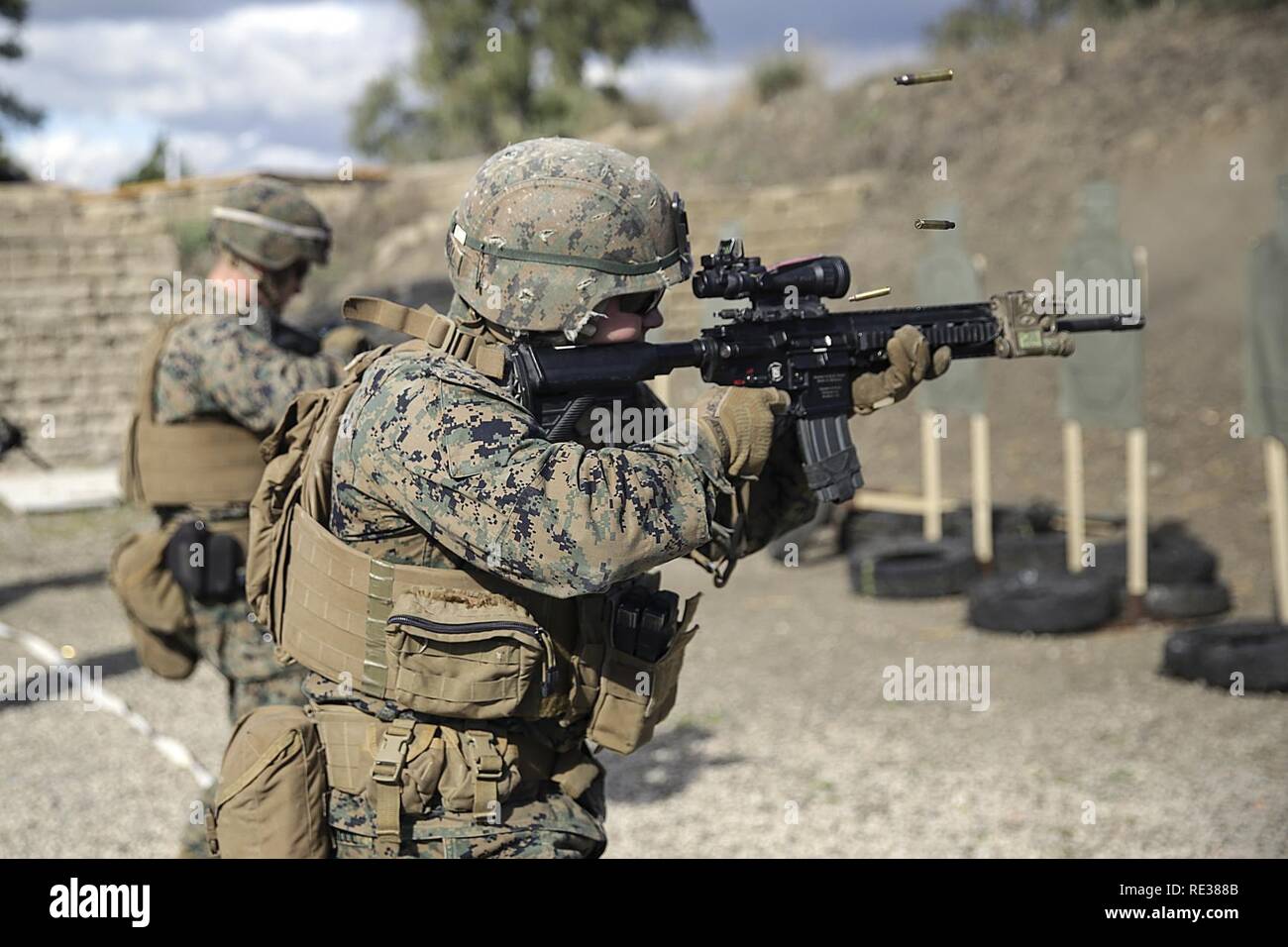 Cpl Thomas Cornell, un carabinier avec des air-sol marin crise Response-Africa Groupe de travail procède à un échec à butée de perçage la ligne de cinq mètres au cours d'un combat près de la plage d'adresse au tir Naval Air Station Sigonella, Italie, 9 novembre 2016. Les Marines l'accent sur la prise de vue de base, l'augmentation de compétence avec le M4A1 carabine service en menant des forets, de distances de 5 à 25 mètres. Les quatre meilleurs tireurs au fini de la gamme en participant à l'éventail de techniques et d'exercices qui ont été pratiqués tout au long de la journée. Les Marines américains et les marins affectés à des fins Ma Banque D'Images