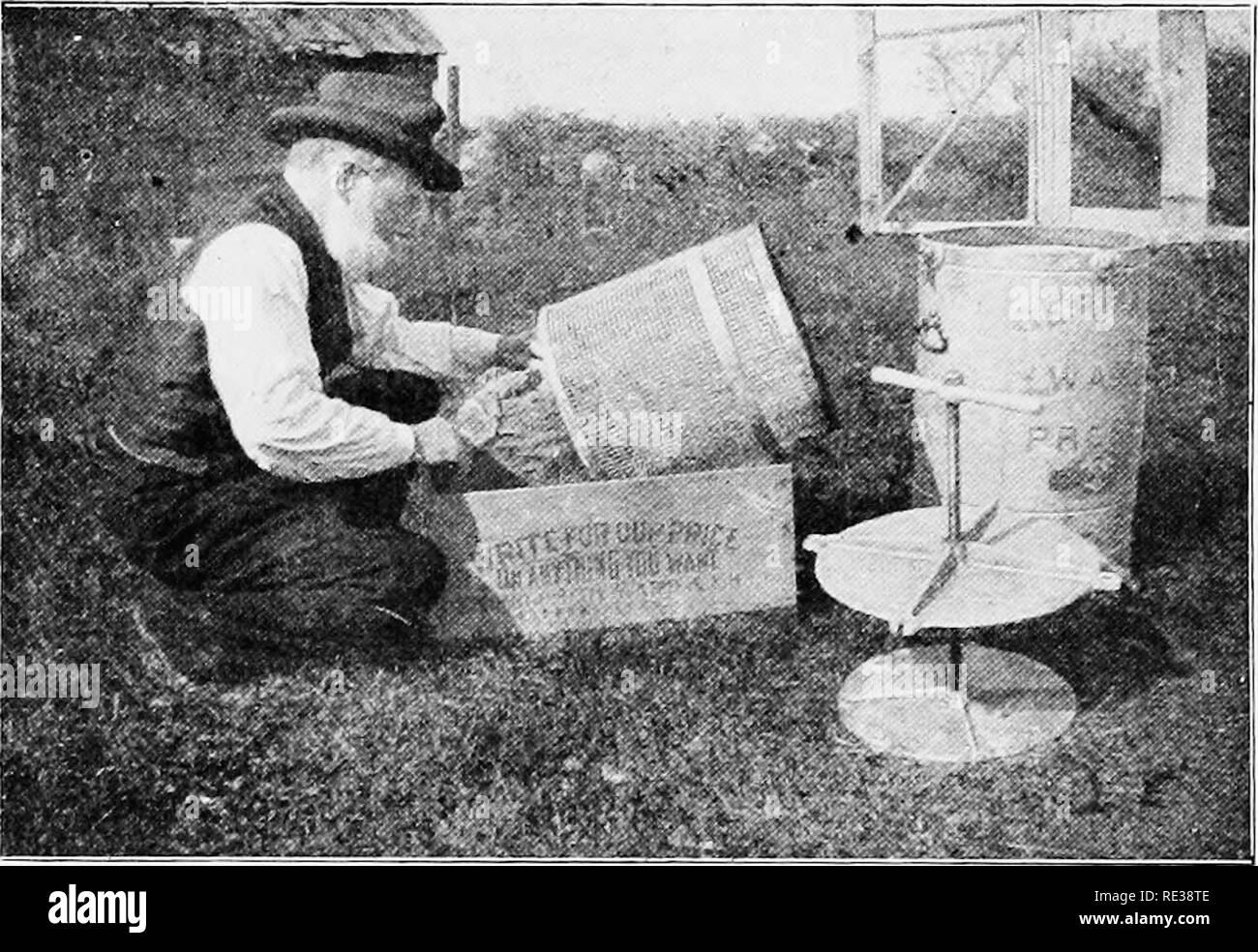 . Cinquante ans parmi les abeilles . Les abeilles. 288 CINQUANTE ANS PARMI LES ABEILLES LAISSER LA LUMIÈRE DANS LA CAVE. Ici, c'est un mémorandum rédigé le 14 mars 1902 : " Au cours des huit jours, le temps a été anormalement chaud pour la saison, variant de 29 à 05 degrés. Les portes sont grandes ouvertes jour et nuit, sauf sur les deux jours les plus chauds, et la fenêtre (est) une partie du temps. Il y a trois jours c'était 65 degrés dans l'après-midi. Dans les vingt-quatre heures, le sol était couvert de neige, et hier matin, le mercure s'établissait à 29 degTees. À 7 h, aujourd'hui, c'était 35. Fiij. 109.-vident. d Shimgum Banque D'Images . Cinquante ans parmi les abeilles . Les abeilles. 288 CINQUANTE ANS PARMI LES ABEILLES LAISSER LA LUMIÈRE DANS LA CAVE. Ici, c'est un mémorandum rédigé le 14 mars 1902 : " Au cours des huit jours, le temps a été anormalement chaud pour la saison, variant de 29 à 05 degrés. Les portes sont grandes ouvertes jour et nuit, sauf sur les deux jours les plus chauds, et la fenêtre (est) une partie du temps. Il y a trois jours c'était 65 degrés dans l'après-midi. Dans les vingt-quatre heures, le sol était couvert de neige, et hier matin, le mercure s'établissait à 29 degTees. À 7 h, aujourd'hui, c'était 35. Fiij. 109.-vident. d Shimgum Banque D'Images