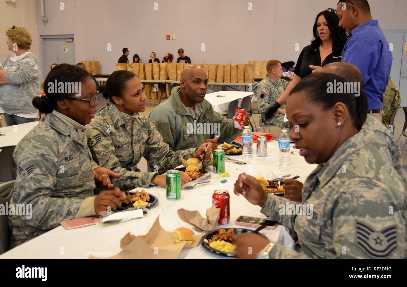 Les membres de la 111e Escadre attaque profitez d'un déjeuner et don événement organisé par l'USO de Pennsylvanie et le Sud du New Jersey (USO) Liberty à Horsham Air Guard Station, Pa., 12 novembre 2016 pour le lancement de la saison de vacances. Barbecue et la Mission de l'organisation des Flyers de Philadelphie a aidé l'USO à l'événement et fait don de plus de 50 paquets de grâces Jour traditionnel d'articles d'épicerie aux militaires. Banque D'Images