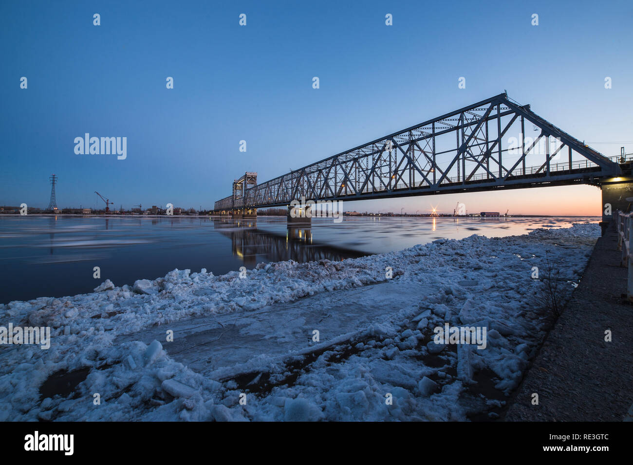 Belle vue de la dérive sous le pont de chemin de fer à Arkhangelsk, Russie. Beau mouvement de glace sur la rivière Dvina Septentrionale, Paysage du soir. Banque D'Images