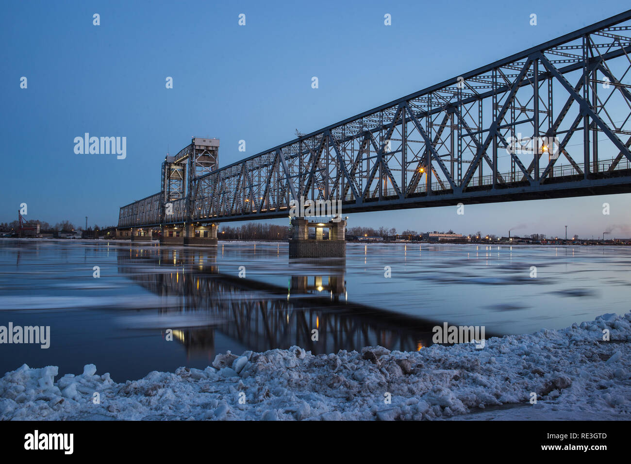 Belle vue de la dérive sous le pont de chemin de fer à Arkhangelsk, Russie. Beau mouvement de glace sur la rivière Dvina Septentrionale, Paysage du soir. Banque D'Images