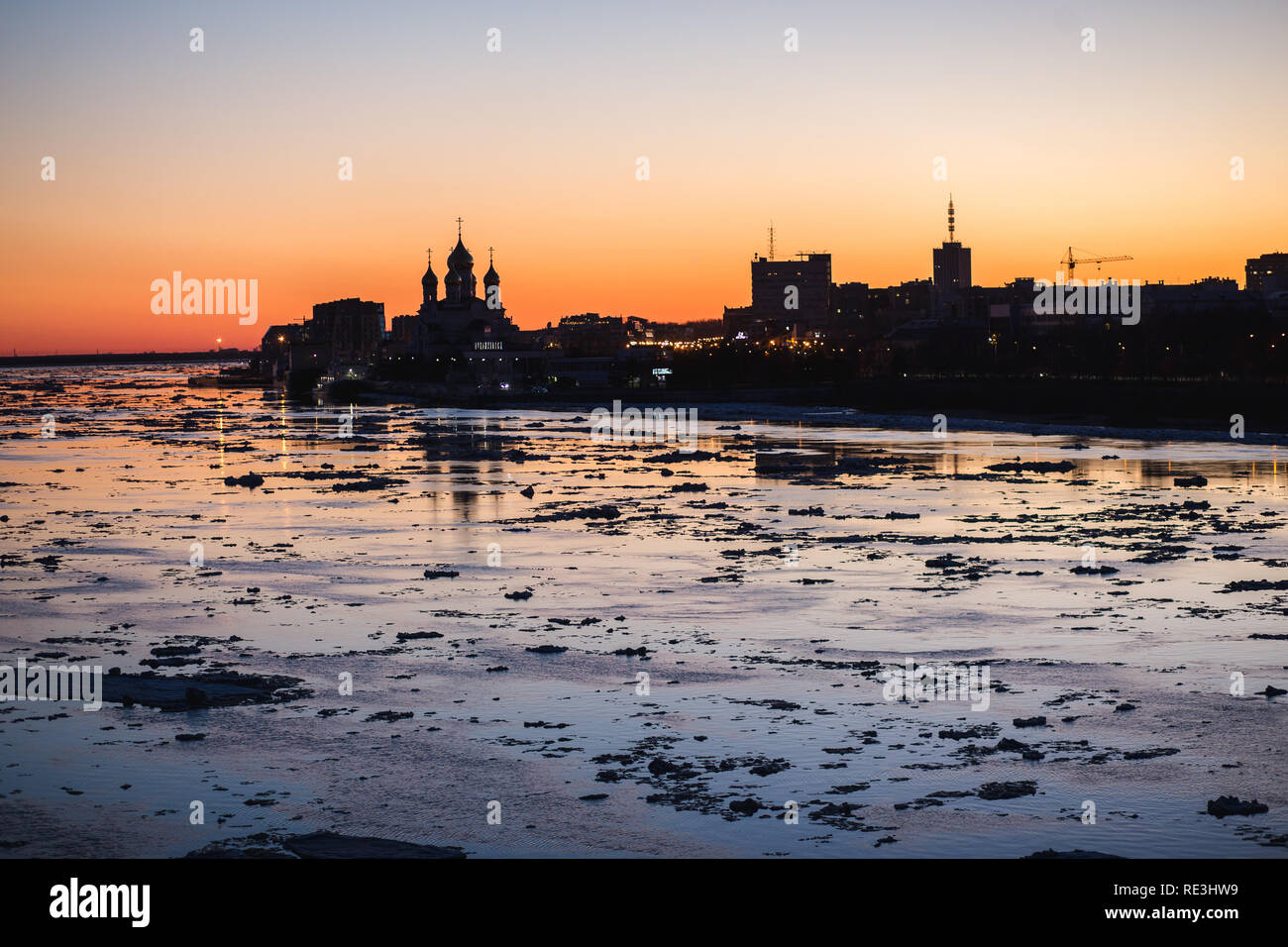 La dérive des glaces dans le Nord de la rivière Dvina à Arkhangelsk, Russie. Le mouvement de la glace belle silhouette citiscape en soirée. Banque D'Images