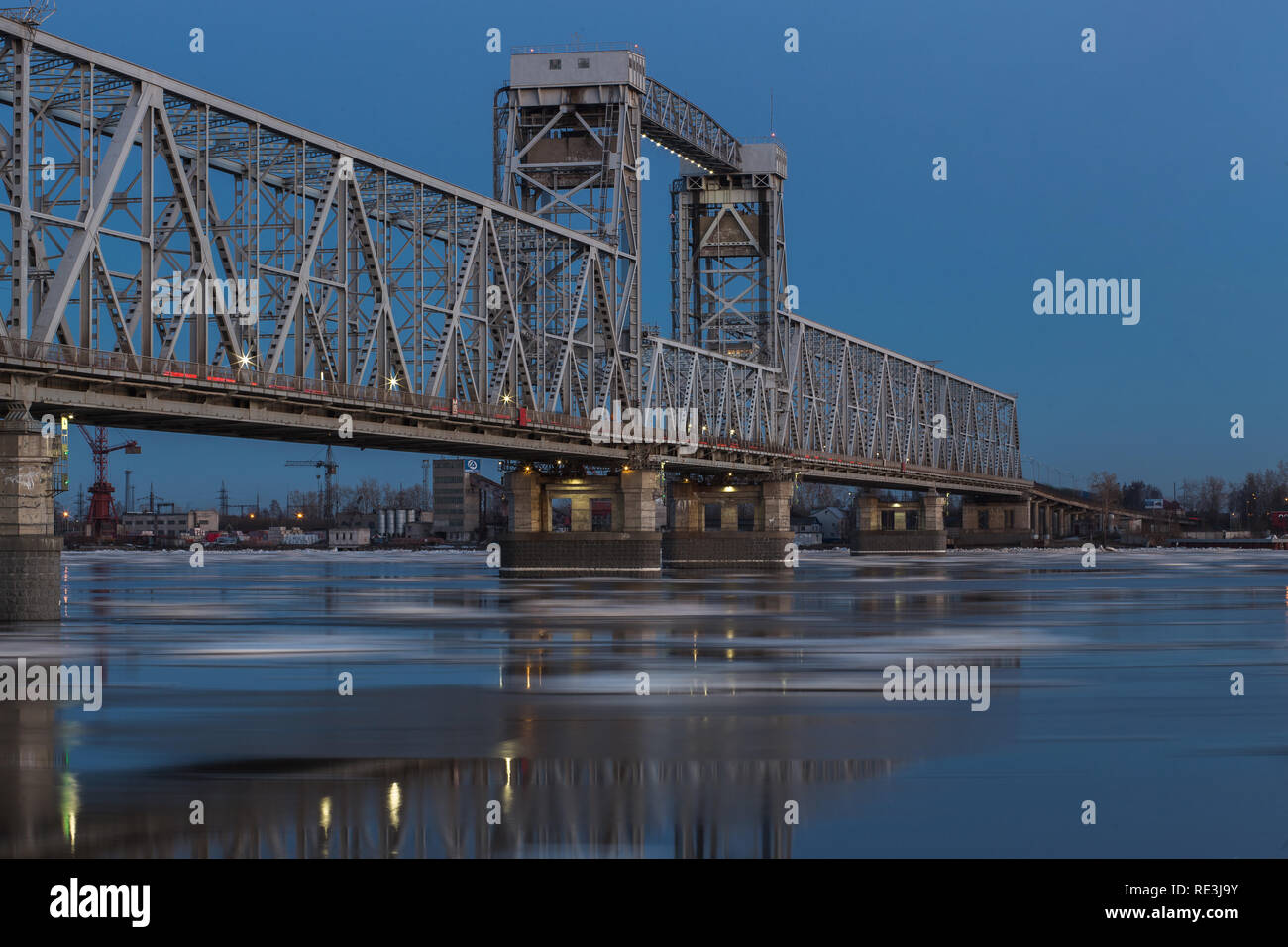 Belle vue de la dérive sous le pont de chemin de fer à Arkhangelsk, Russie. Beau mouvement de glace sur la rivière Dvina Septentrionale, Paysage du soir. Banque D'Images