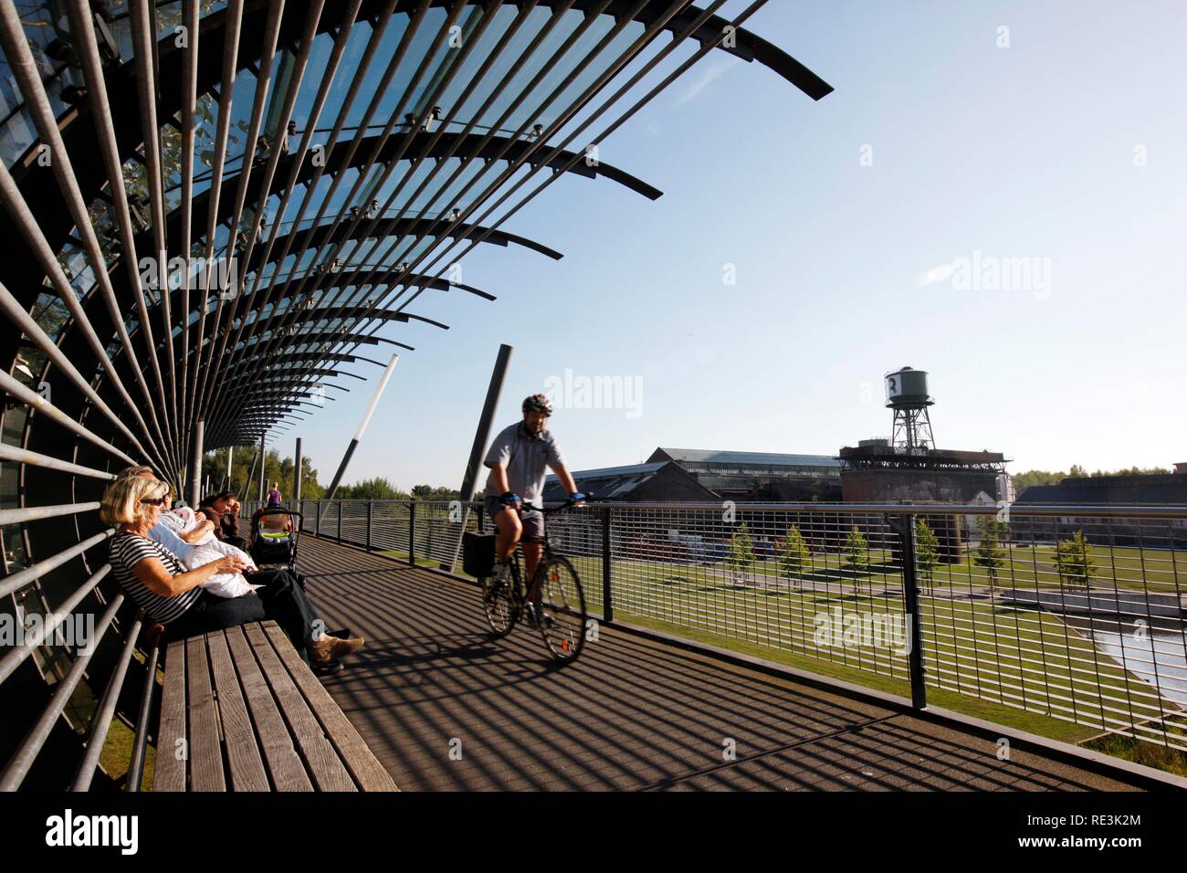 Pont dans le Westpark au Jahrhunderthalle event hall à Bochum, Rhénanie du Nord-Westphalie, ligne Erzbahntrasse Banque D'Images
