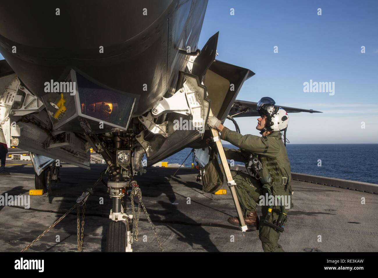 Océan Pacifique (nov. 7, 2016) - Royal Air Force Squadron Leader Andrew "Gary" Edgell, pilote d'essai britannique inspecte minutieusement ses F-35B Lightning II aéronefs pendant le preflight. Sur le F-35B en matière de développement phase de test (DT-III) à bord du navire d'assaut amphibie USS America (LHA 6), l'appareil est examiné en pleine expansion enveloppe via une série de lancements et recouvrements dans diverses conditions d'exploitation telles que l'état de la mer et des vents forts. Banque D'Images