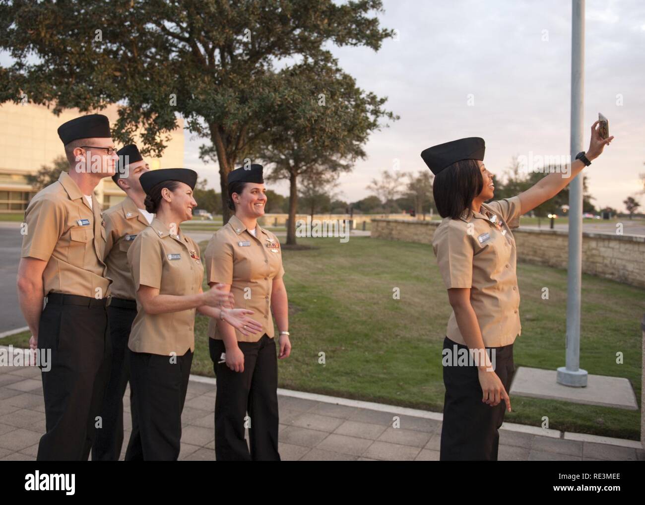 (COLLEGE Station, Texas) 2016 Des marins de l'année pour le porte-avions USS George H. W. Bush (CVN 77) prendre une photo ensemble au cours d'une visite de la Texas A&M University à College Station, Texas. La visite fait partie d'un voyage de deux jours à New York où l'homonyme de marins s'est engagé avec la communauté locale à l'importance de la Marine. Banque D'Images