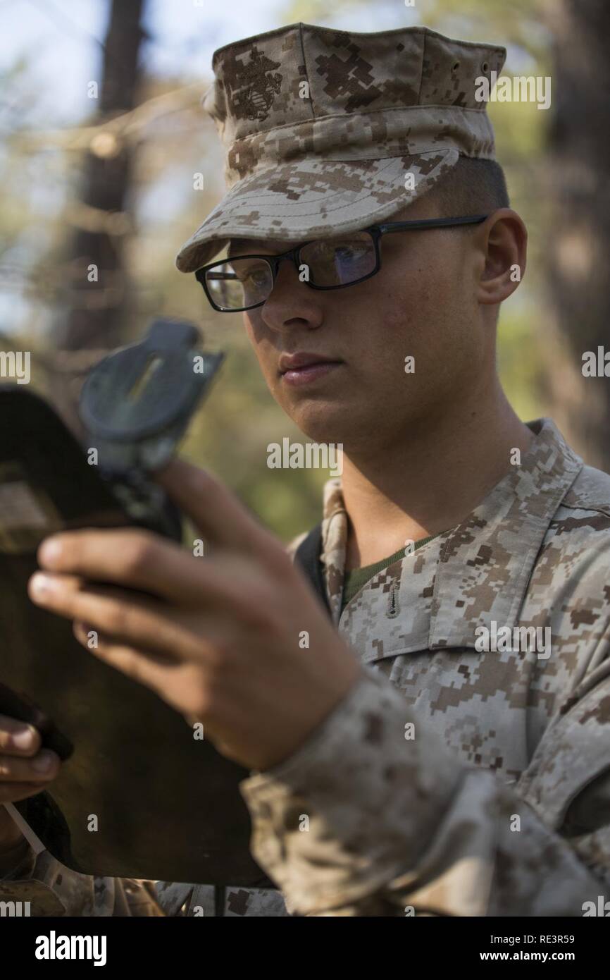 Ecr. Ryan D. Hockenberry, un athlète de 19 ans originaire de Cambridge, l'Ohio, est actuellement en formation à Marine Corps Recruter Depot Parris Island, S.C., dans l'espoir de gagner le titre United States Marine. Henry est l'entraînement avec 3098 peloton, Compagnie India, 3e Bataillon d'instruction des recrues, et il est prévu d'obtenir leur diplôme le 9 décembre 2016. "J'ai rejoint parce que je voulais m'améliorer," a déclaré John Hockenberry, diplômé de l'école secondaire John Glenn en 2016. "Le Marine Corps va me donner la structure, objet et m'aider à devenir plus fort physiquement." Près de 19 000 recrues proviennent à Parris Island annuellement pour la cha Banque D'Images