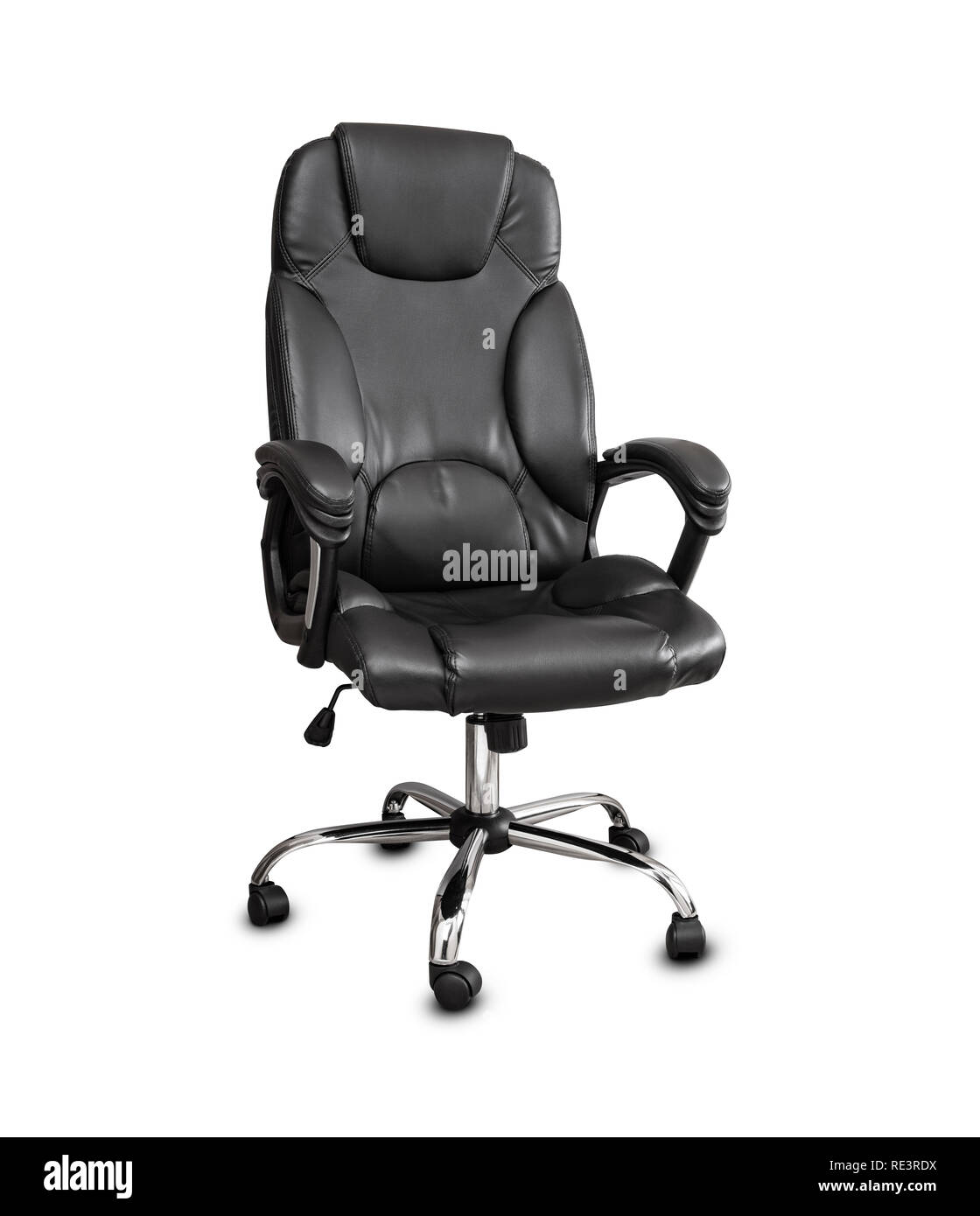 La chaise de bureau de cuir noir. Isolé sur fond blanc. Banque D'Images