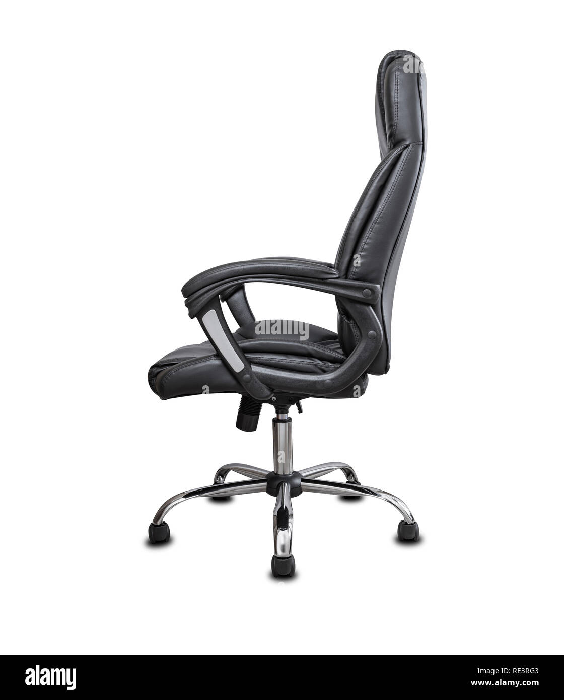 La chaise de bureau de cuir noir. Isolé sur fond blanc. Banque D'Images