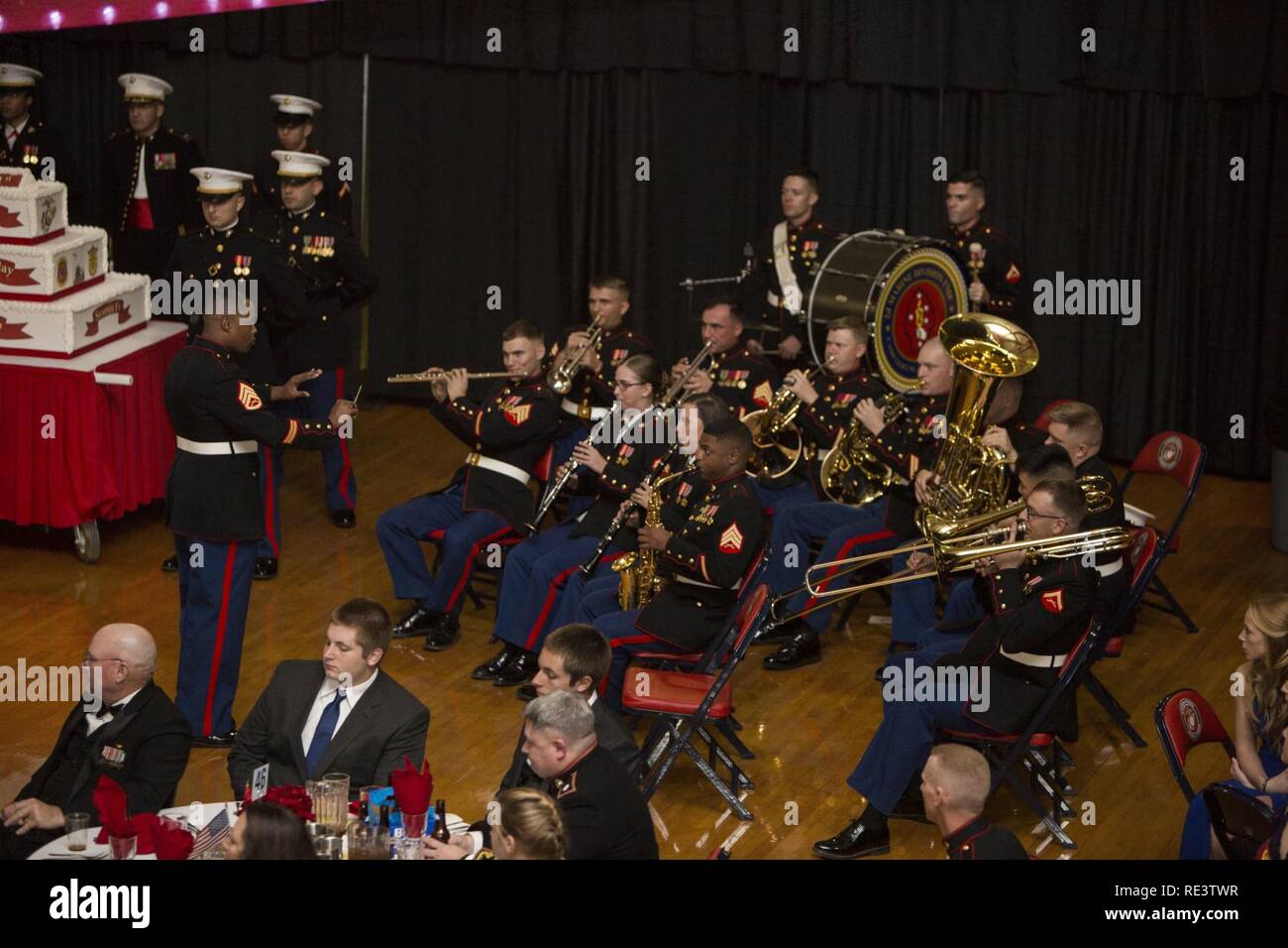 Les Marines américains avec la bande Marine Division 2d, jouer l'hymne national au cours de l'agent du personnel sous-officier et Marine Corps Anniversaire Bal à l'Geottge Memorial Field House, Camp Lejeune, N.C. Nov 10, 2016. Les Marines américains ont commémoré le 241e anniversaire du Corps des marines en réfléchissant sur ses riches traditions à travers la lecture du général John A. Lejeune et message d'anniversaire de la coupe du traditionnel gâteau d'anniversaire. Banque D'Images