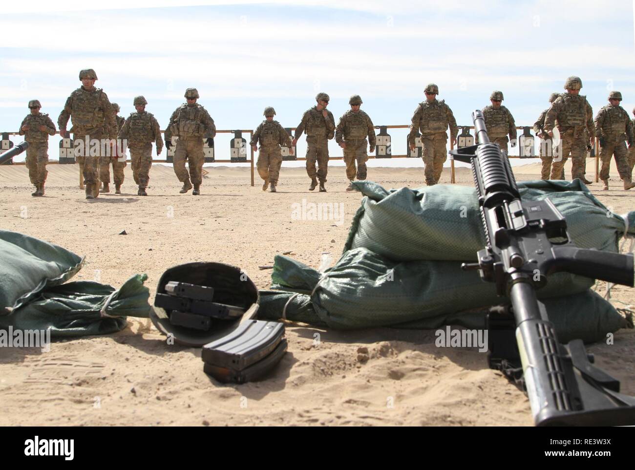 Réserve de l'armée de soldats de la 451e Commandement de soutien expéditionnaire retourner à leurs positions de tir après avoir vérifié leur tourné sur le groupe cible, à l'éventail de qualifications d'armes au Koweït, 8 novembre 2016. Banque D'Images