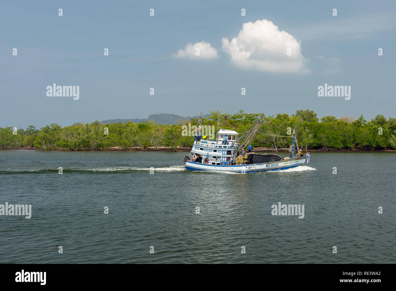 Un bateau de pêche chalutier commercial basée à Kampot, Cambodge retour à quai après la pêche de nuit. Banque D'Images