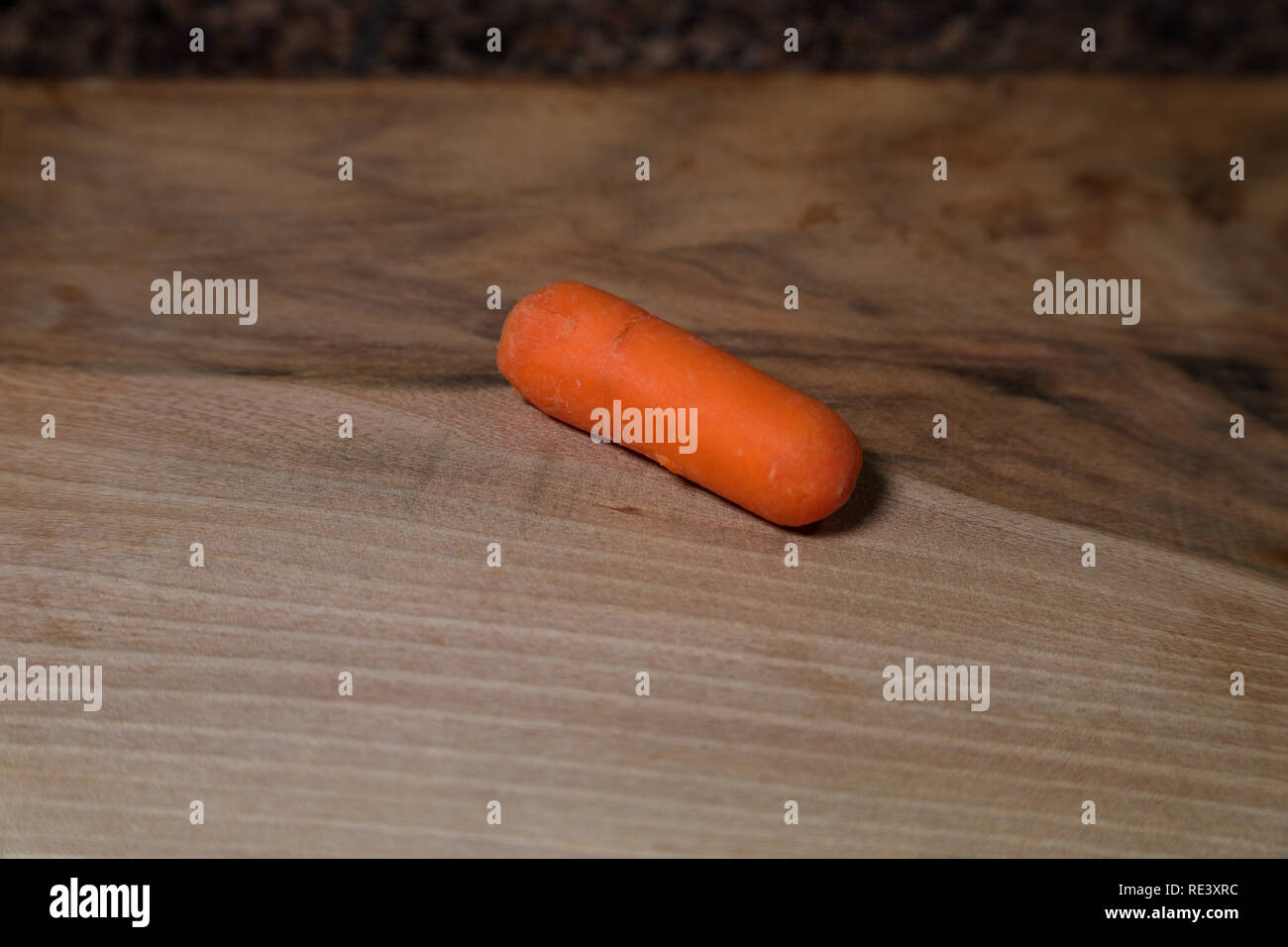 Seul Bebe Carotte Orange Sur Planche A Decouper En Bois Photo Stock Alamy Seul Bebe Carotte Orange Sur Planche A Decouper En Bois Photo Stock Alamy
