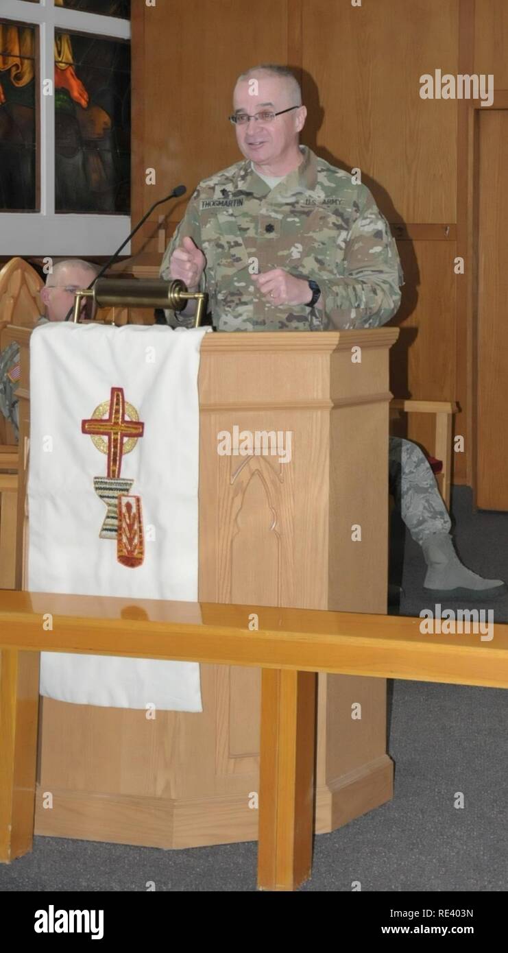 Le lieutenant-colonel Greg Thogmartin, la commande de l'armée américaine pour l'aumônerie de l'Alaska, ouvre le joint Base Elmendorf-Richardson Service d'action de grâce et de bourses de déjeuner à la Chapelle de guerrier de l'Arctique le 21 novembre. Le service axé sur la gratitude et rendre grâce. Banque D'Images