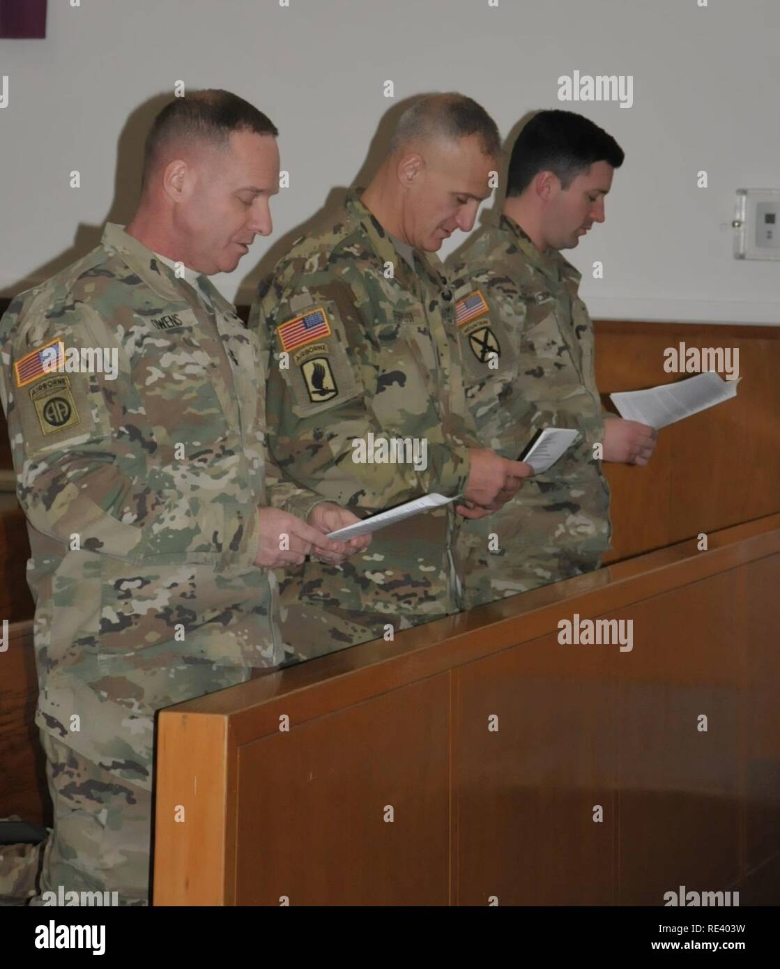 Le Maj Gen Bryan R. Owens, le général commandant de l'armée américaine de l'Alaska, le Sgt Commande. Le major Michael A. Ferrusi, le conseiller principal a fait appel pour USARAK, et le Capitaine Patrick R. McGrath, l'aide de camp pour USARAK, chanter "Grande est ta fidélité, lors de la constitution d'une base commune d'action de grâces et de bourses Elmendorf-Richardson Déjeuner à la chapelle de l'Arctique Warrior, le 21 novembre. Le service axé sur la gratitude et rendre grâce. Banque D'Images