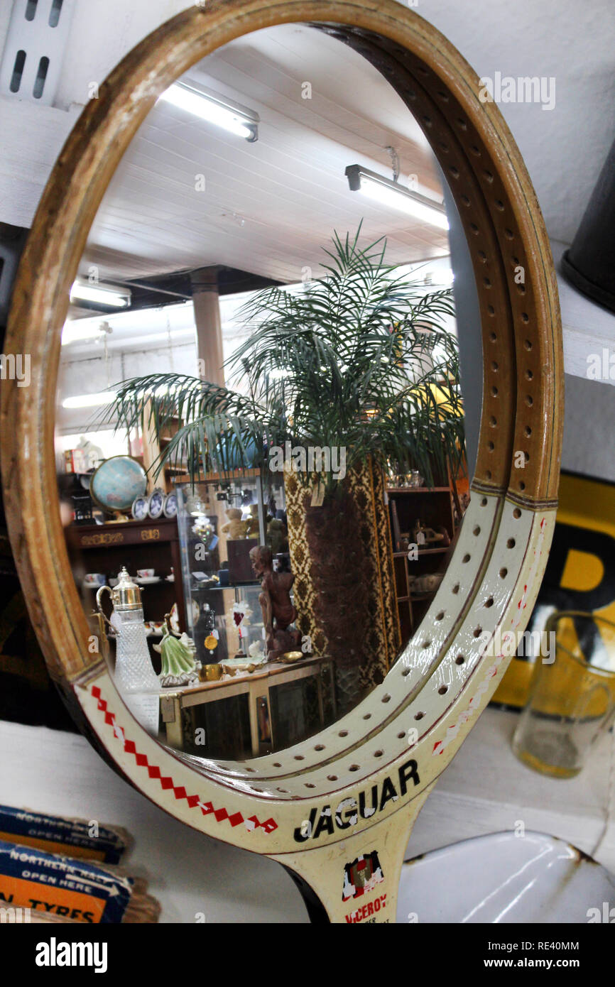 Ancienne raquette de tennis avec miroir sur un vintage shop in Brighton,  Angleterre, RU Photo Stock - Alamy