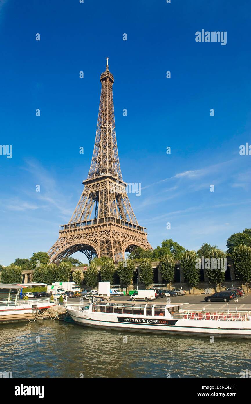 La Tour Eiffel vue depuis un bateau de plaisance, bateau-mouche, Paris, France, Europe Banque D'Images