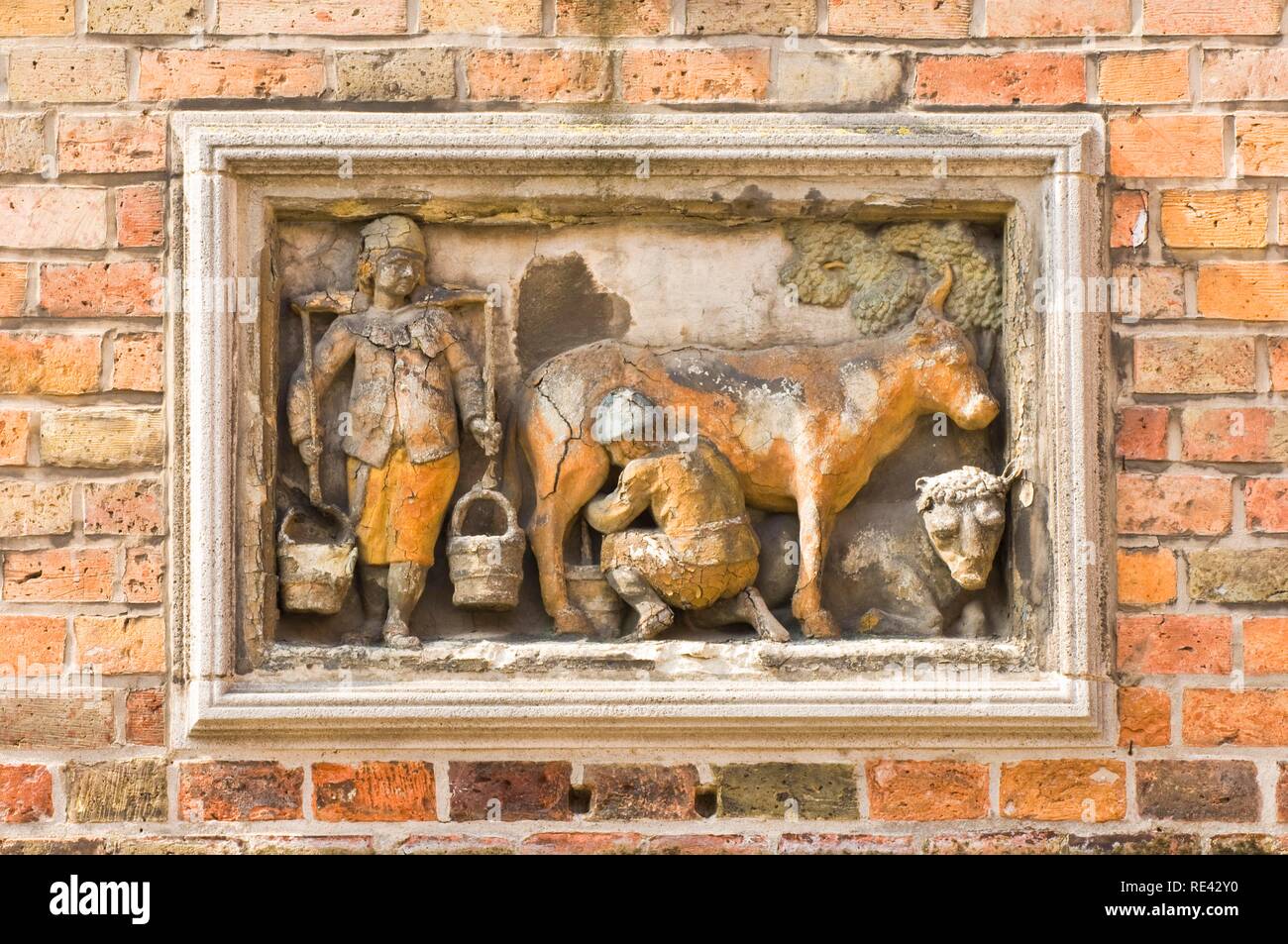 Bas-relief, la production de lait, Huidenvettersplein, centre historique de Bruges, site du patrimoine mondial de l'UNESCO, Belgique, Europe Banque D'Images