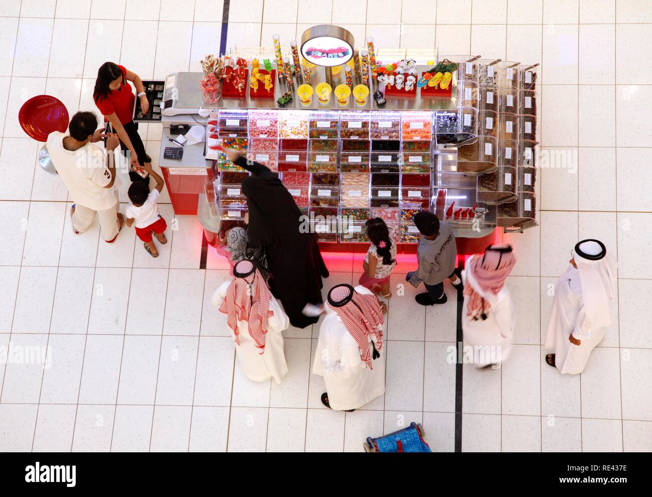 Stand de bonbons dans le centre commercial de Dubaï, Dubaï, Émirats arabes unis, Moyen Orient Banque D'Images