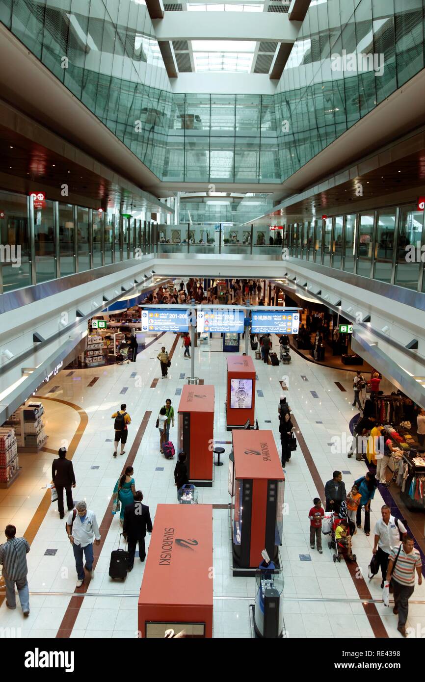 Zone de duty free à l'Aéroport International de Dubaï, Terminal 3, exclusivement pour Emirates Airlines, Dubaï, Émirats Arabes Unis Banque D'Images