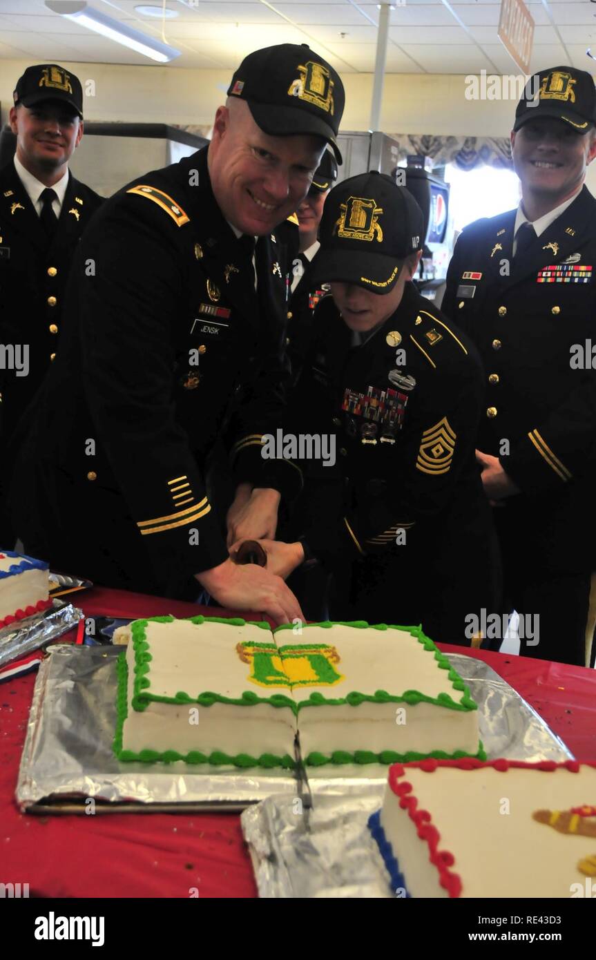L Equipe De Commandement Du 91e Bataillon De La Police Militaire Reduit Leur Gateau De Bataillon A La 10e Mountain Division Brigade De Maintien De La Salle A Manger Pendant La Fete De