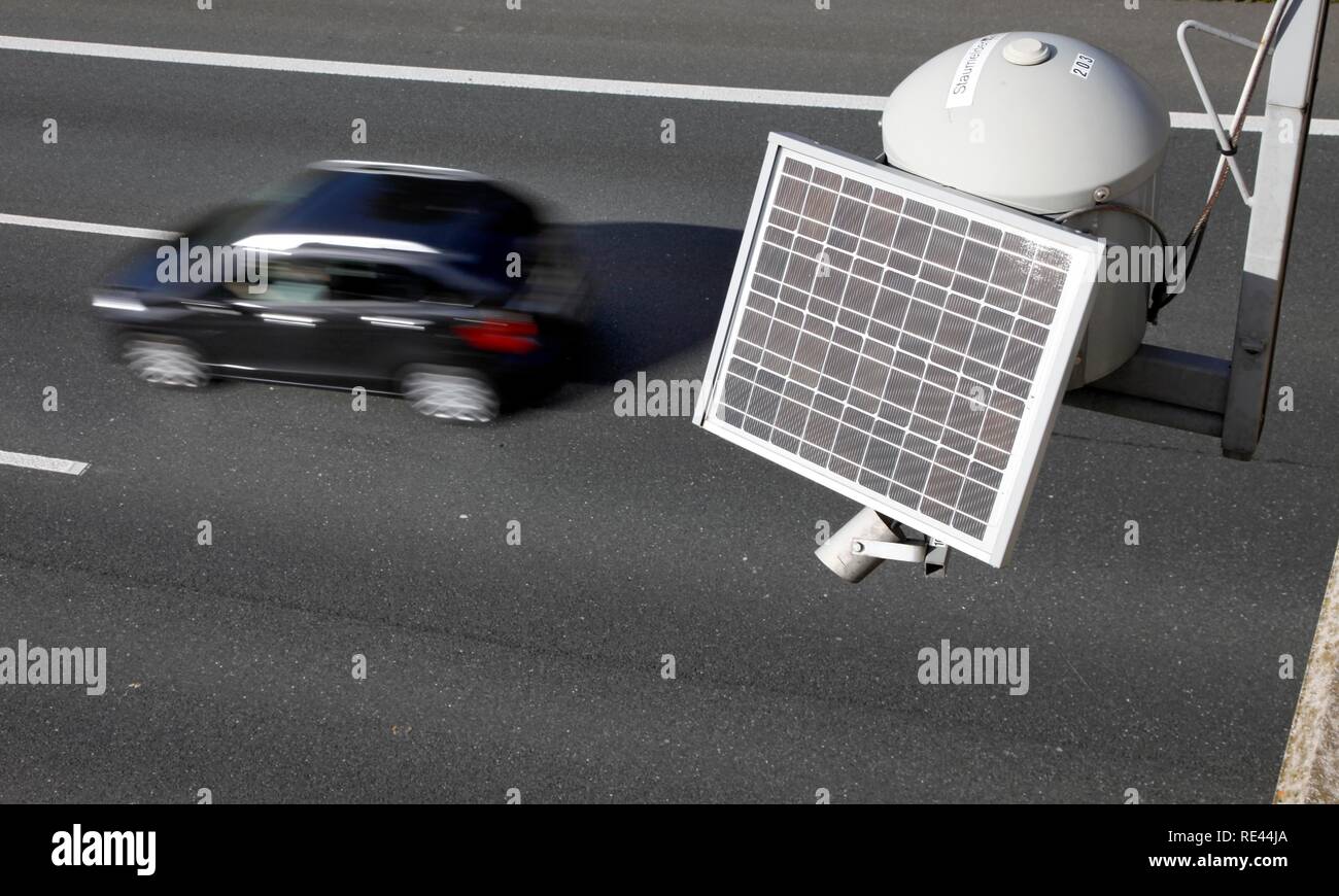 Solar-powered capteurs mesurent le flux du trafic pour déterminer un embouteillage ou de faire une prévision de l'élaboration du trafic Banque D'Images