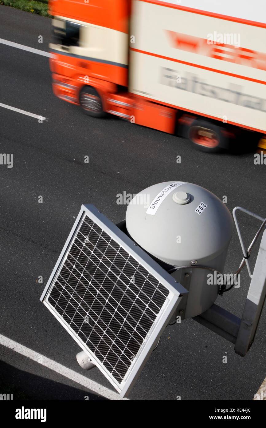 Solar-powered capteurs mesurent le flux du trafic pour déterminer un embouteillage ou de faire une prévision de l'élaboration du trafic Banque D'Images