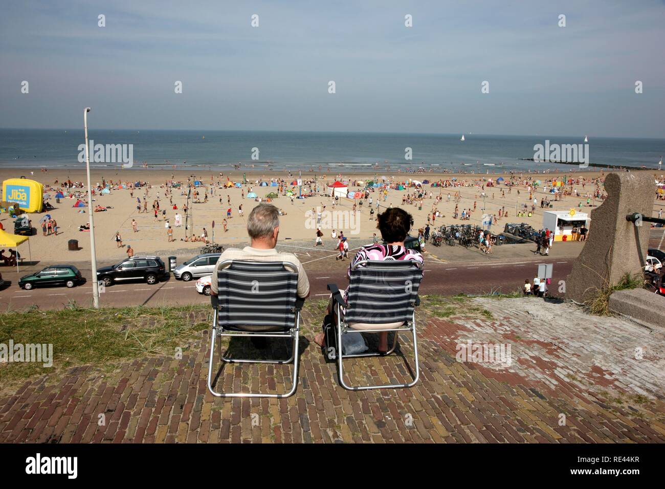 Haute saison sur la plage de Scheveningen, beach district de La Haye, la plus grande station balnéaire des Pays-Bas, Europe Banque D'Images