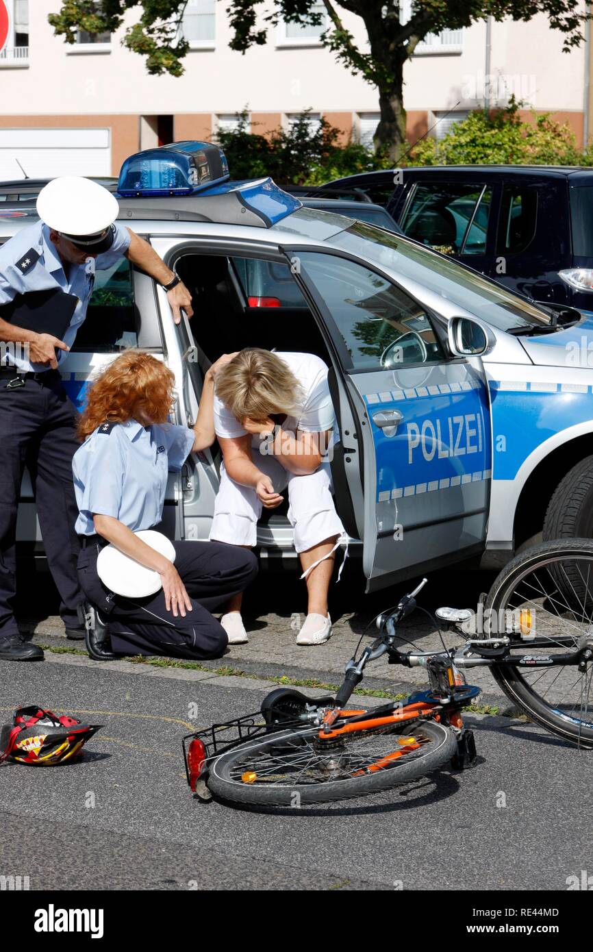 Les agents de police pour assister le témoin d'un accident de bicyclette, l'aide aux victimes d'urgence, d'orientation, re-enactment Banque D'Images