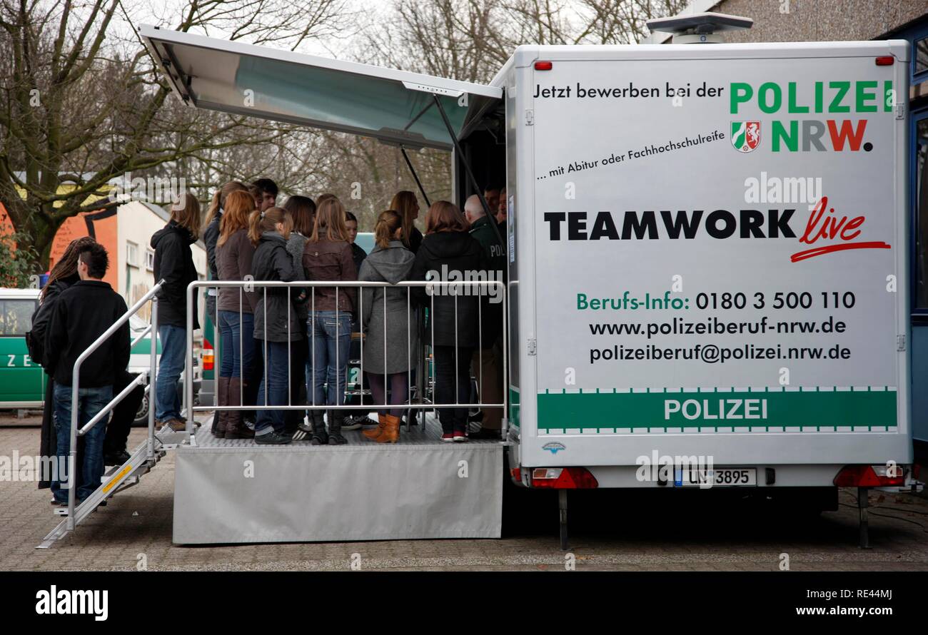 La publicité pour la police NRW dans une école, l'infromation camion, Duisbourg, Rhénanie du Nord-Westphalie Banque D'Images La publicité pour la police NRW dans une école, l'infromation camion, Duisbourg, Rhénanie du Nord-Westphalie Banque D'Images