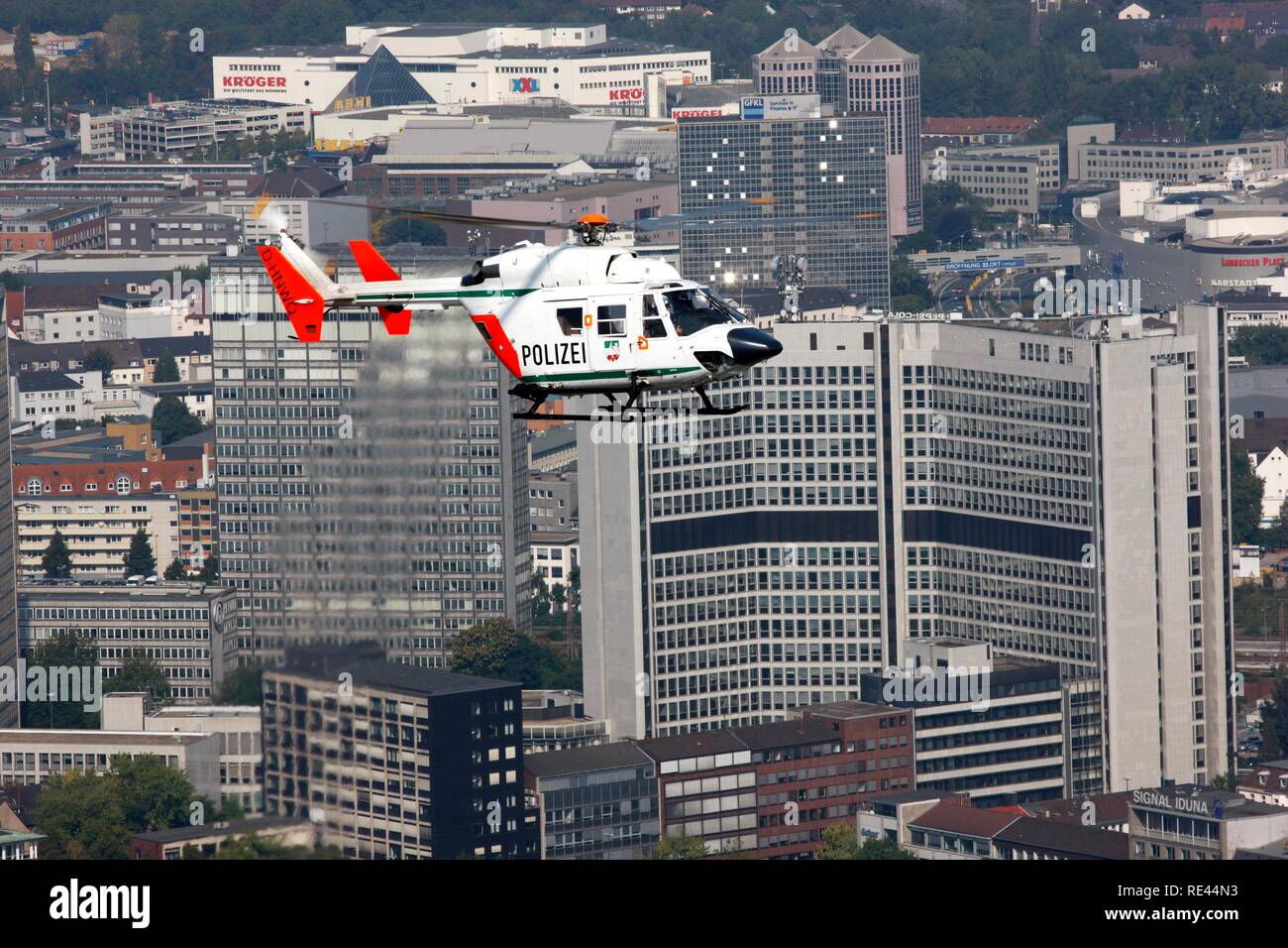 BK 117 hélicoptère de police de la police de Rhénanie du Nord lors d'un vol, vol de la mission centre-ville de Essen Banque D'Images