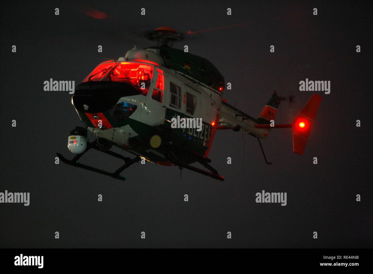 Hélicoptère de patrouille avec des capacités de vol de nuit, intensificateur d'image, caméra infrarouge, mission de nuit, la police de l'Escadron volant NRW Banque D'Images
