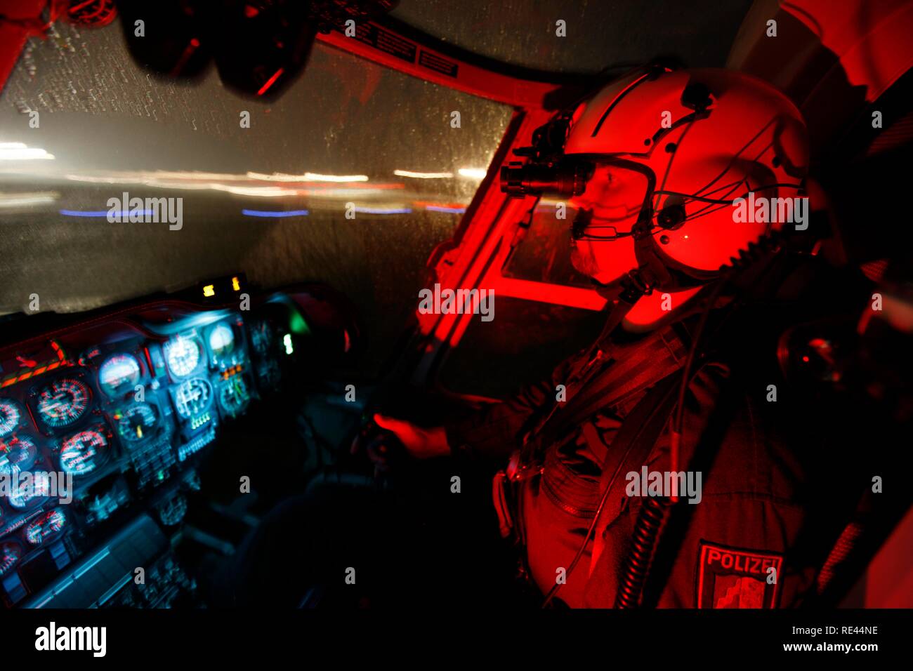 Hélicoptère de patrouille avec des capacités de vol de nuit, caméra infrarouge, de l'intensificateur d'image, pilote avec night vision, mission de nuit Banque D'Images