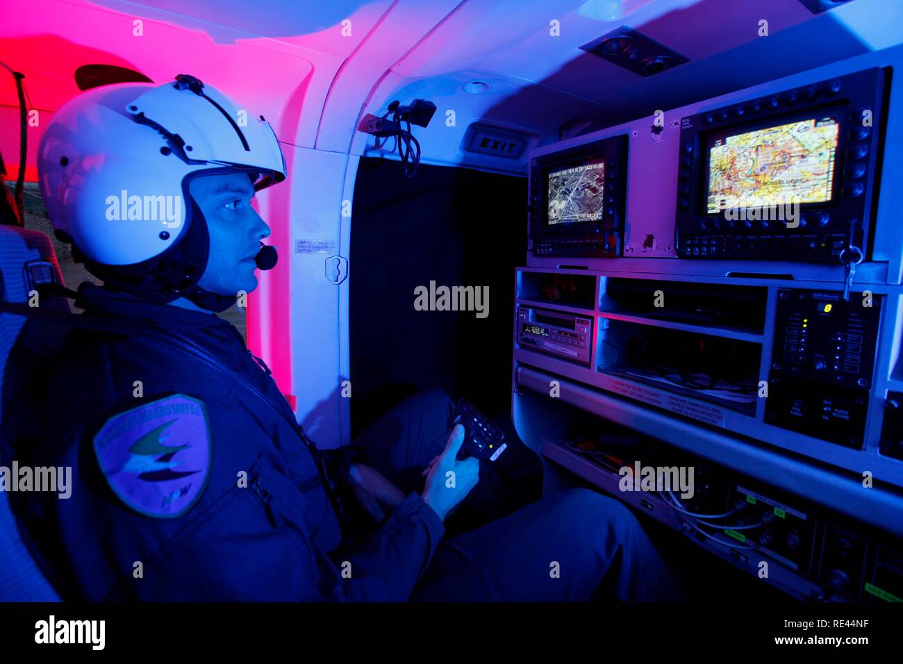 Hélicoptère de patrouille avec des capacités de vol de nuit, caméra infrarouge, de l'intensificateur d'image, pilote avec night vision, mission de nuit, Banque D'Images