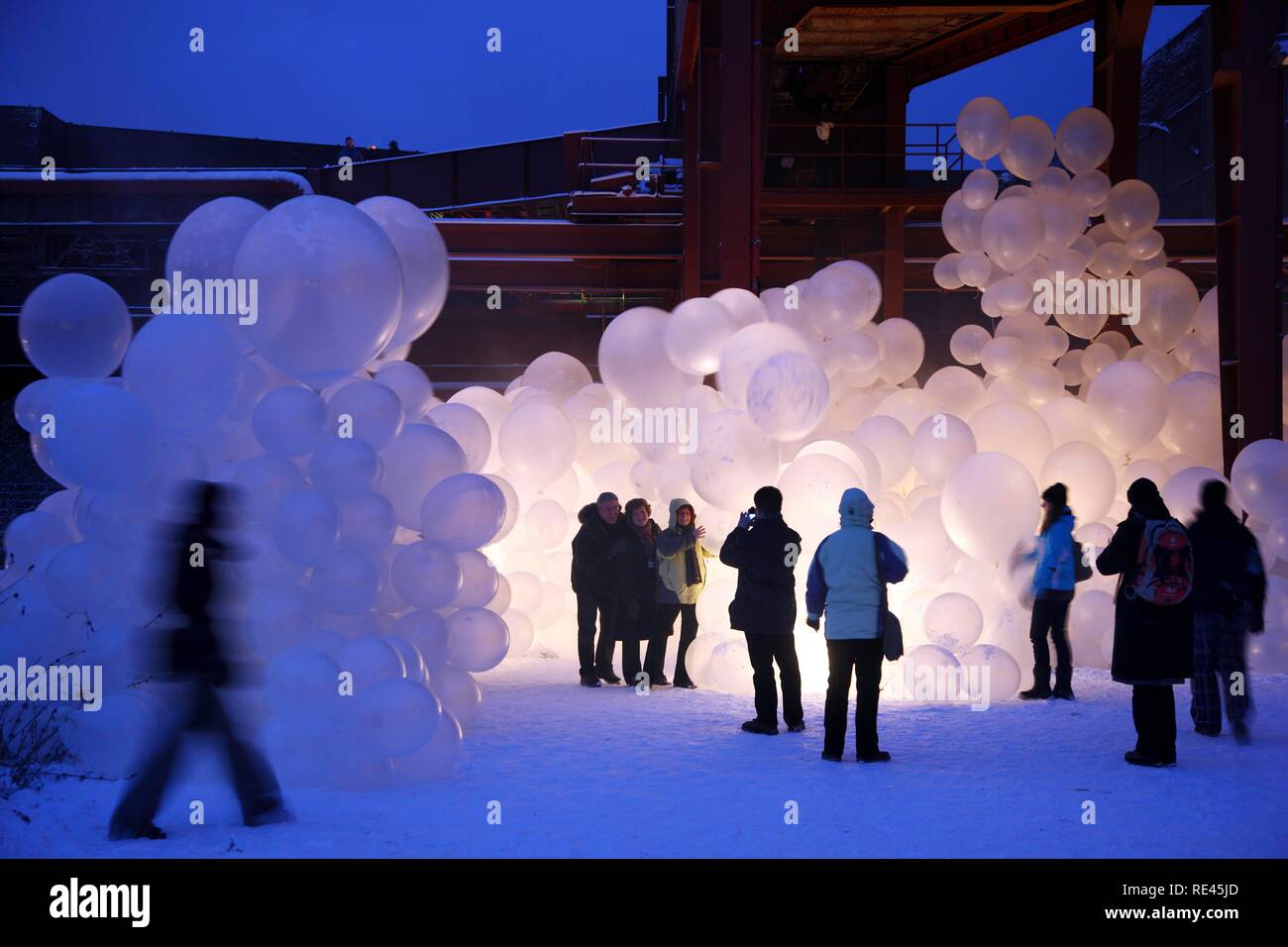 L'installation d'art par l'opéra de savon, Raumlaborberlin, plusieurs centaines de ballons lumineux à un puits de mine, GlueckAuf2010 cultural Banque D'Images