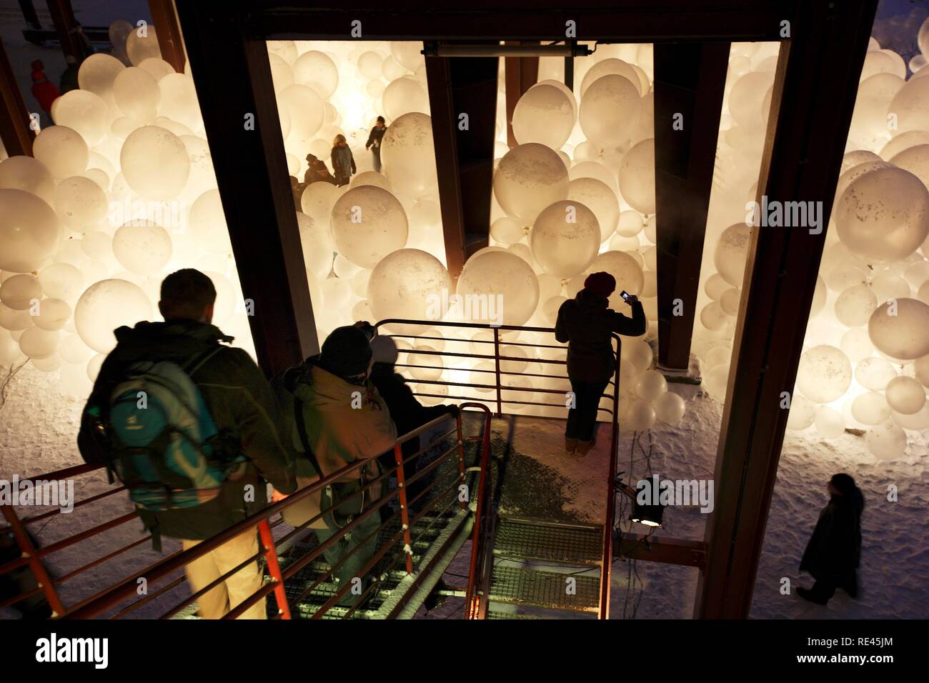 L'installation d'art par l'opéra de savon, Raumlaborberlin, plusieurs centaines de ballons lumineux à un puits de mine, GlueckAuf2010 cultural Banque D'Images