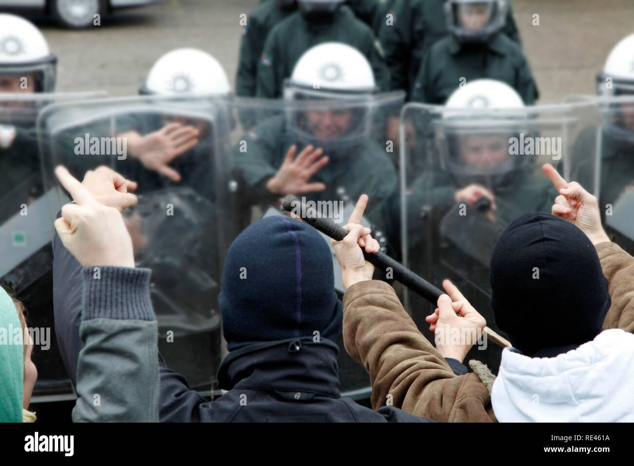 Les jeunes agents de police apprennent à gérer manifestants violents pendant un exercice, Rhénanie du Nord-Westphalie Banque D'Images