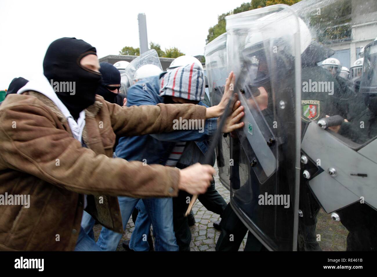 Les jeunes agents de police apprennent à gérer manifestants violents pendant un exercice, Rhénanie du Nord-Westphalie Banque D'Images