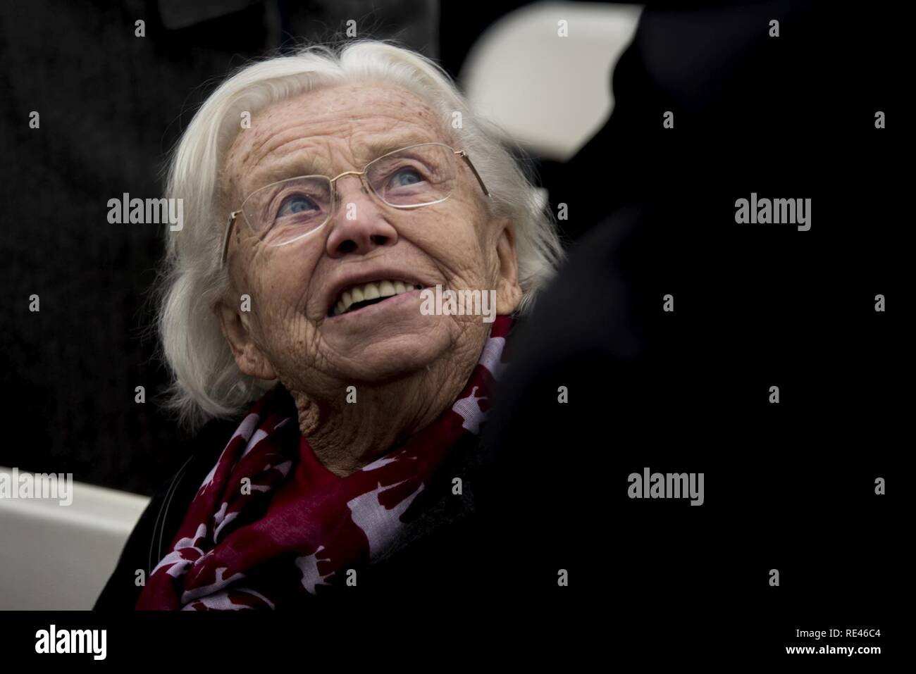 Gisela Rainare, un ancien employé civil à l'ancienne Base aérienne principale Frankfurt, Allemagne, à l'écoute de l'US Air Force à la retraite, le Colonel Gail Halvorsen, un C-52 Skymaster pilote a également connu sous le nom de Candy Bomber, après la cérémonie de réouverture du pont aérien de Berlin Memorial à l'extérieur de l'Aéroport International de Francfort, Allemagne, 22 novembre 2016. Les deux Halvorsen et Rainare a travaillé dans le cadre de le Pont Aérien de Berlin, également connu sous le nom d'opération Vittles, qui a livré plus de deux millions de tonnes de nourriture pour les citoyens d'un blocus de Berlin ouest entre juin 1948 et septembre 1949. Banque D'Images