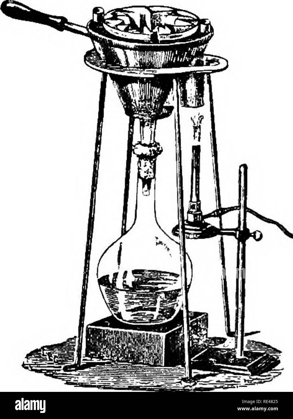 . Bactériologie appliquée ; un manuel d'introduction à l'usage des étudiants, des médecins hygiénistes, des analystes et des techniciens. La bactériologie. 54 BACTÉRIOLOGIE appliquée à travers la mousseline, après quoi 5 grammes de chlorure de sodium et 10 grammes de peptone sont ajoutées ; le mélange est ensuite bouilli pendant cinq minutes. La lic[uid est maintenant soigneusement neutralisée avec une solution de carbonate de sodium, puis rendue juste faiblement alcalin. Le bouillon doit avoir été faite un peu trop alcalin, diluer l'acide lactique est ajouté jusqu'à ce que le bon degré d'alcalinité, est atteint. Le bouillon est maintenant versé dans un grand ballon Banque D'Images