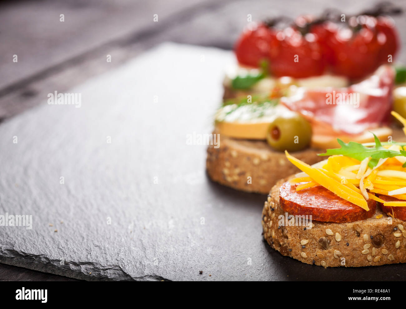 Mini sandwiches alimentaires. Brushetta ou d'authentiques tapas espagnoles traditionnelles pour le déjeuner table. En-cas délicieux antipasti, apéritif, pique-nique sur la partie ou t Banque D'Images