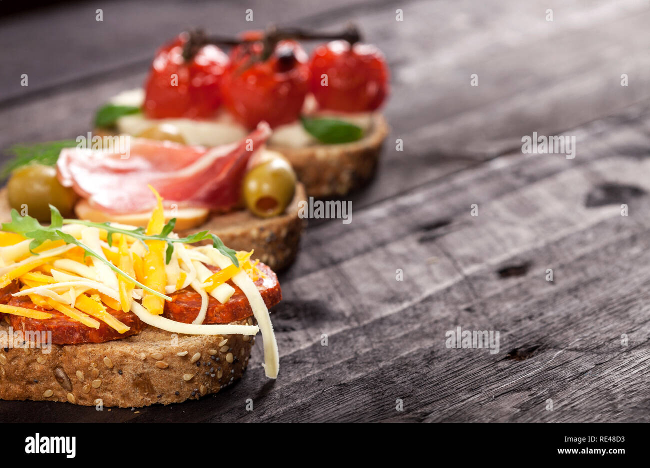 Mini sandwiches alimentaires. Brushetta ou d'authentiques tapas espagnoles traditionnelles pour le déjeuner table. En-cas délicieux antipasti, apéritif, pique-nique sur la partie ou t Banque D'Images