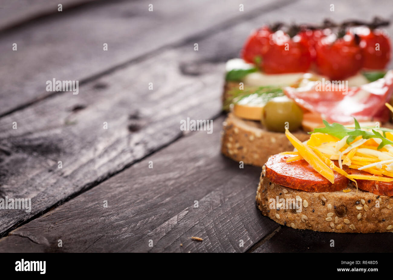Mini sandwiches alimentaires. Brushetta ou d'authentiques tapas espagnoles traditionnelles pour le déjeuner table. En-cas délicieux antipasti, apéritif, pique-nique sur la partie ou t Banque D'Images