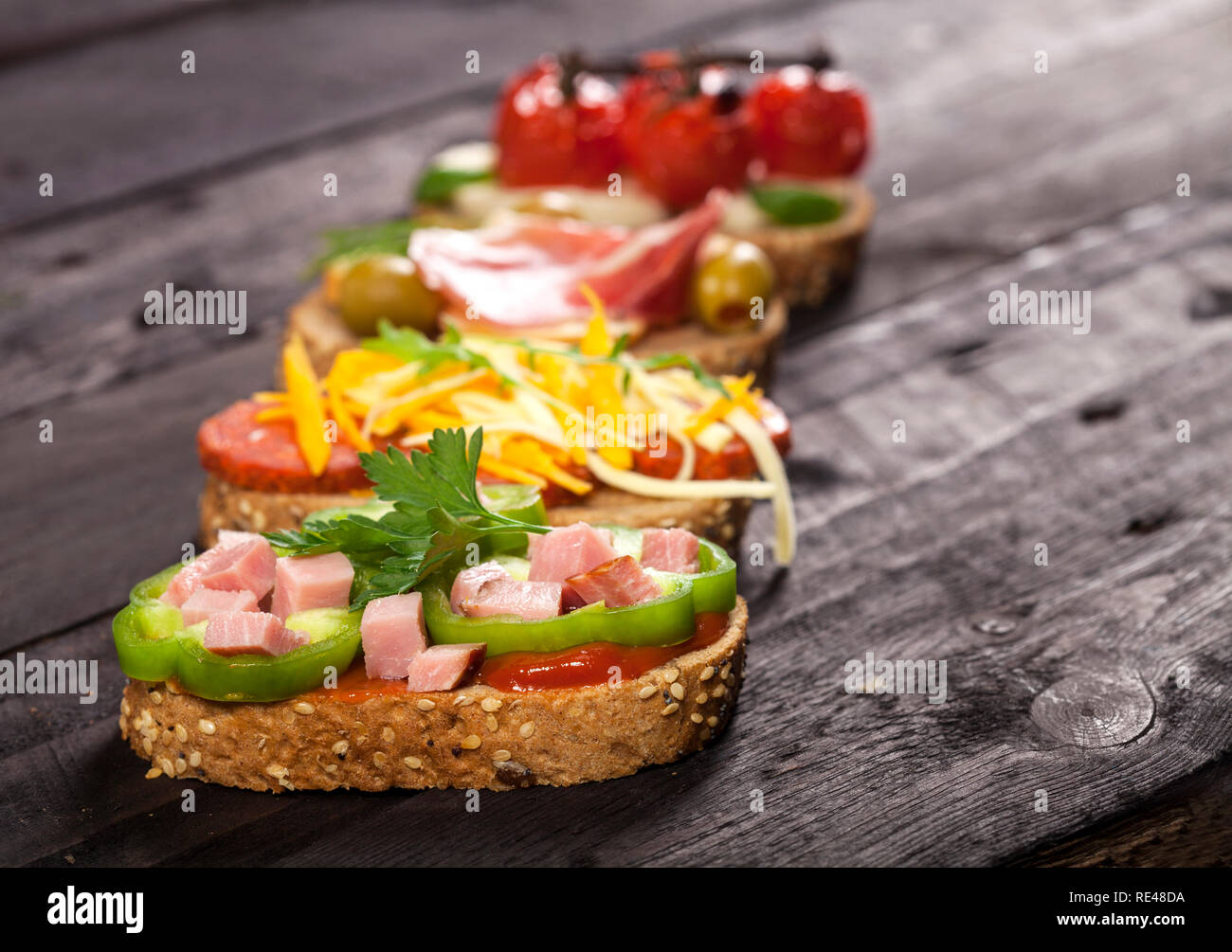 Mini sandwiches alimentaires. Brushetta ou d'authentiques tapas espagnoles traditionnelles pour le déjeuner table. En-cas délicieux antipasti, apéritif, pique-nique sur la partie ou t Banque D'Images
