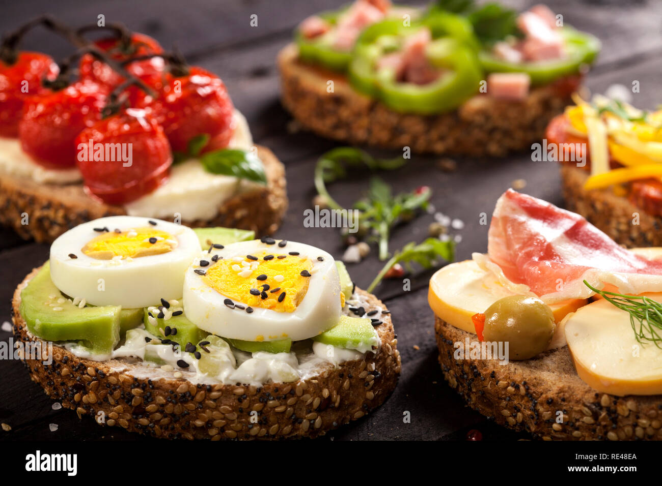 Mini sandwiches alimentaires. Brushetta ou d'authentiques tapas espagnoles traditionnelles pour le déjeuner table. En-cas délicieux antipasti, apéritif, pique-nique sur la partie ou t Banque D'Images