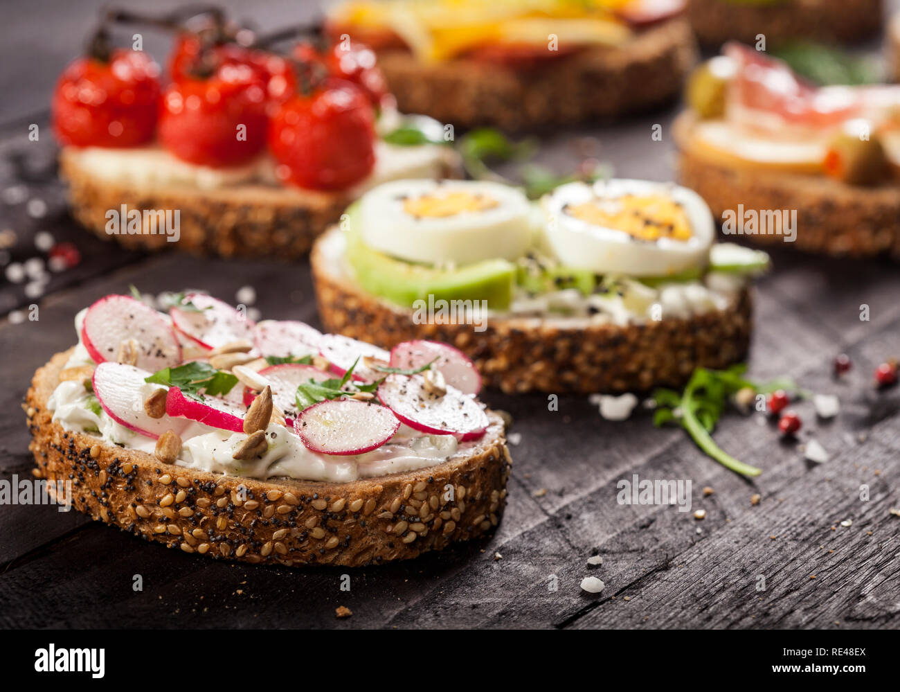 Mini sandwiches alimentaires. Brushetta ou d'authentiques tapas espagnoles traditionnelles pour le déjeuner table. En-cas délicieux antipasti, apéritif, pique-nique sur la partie ou t Banque D'Images