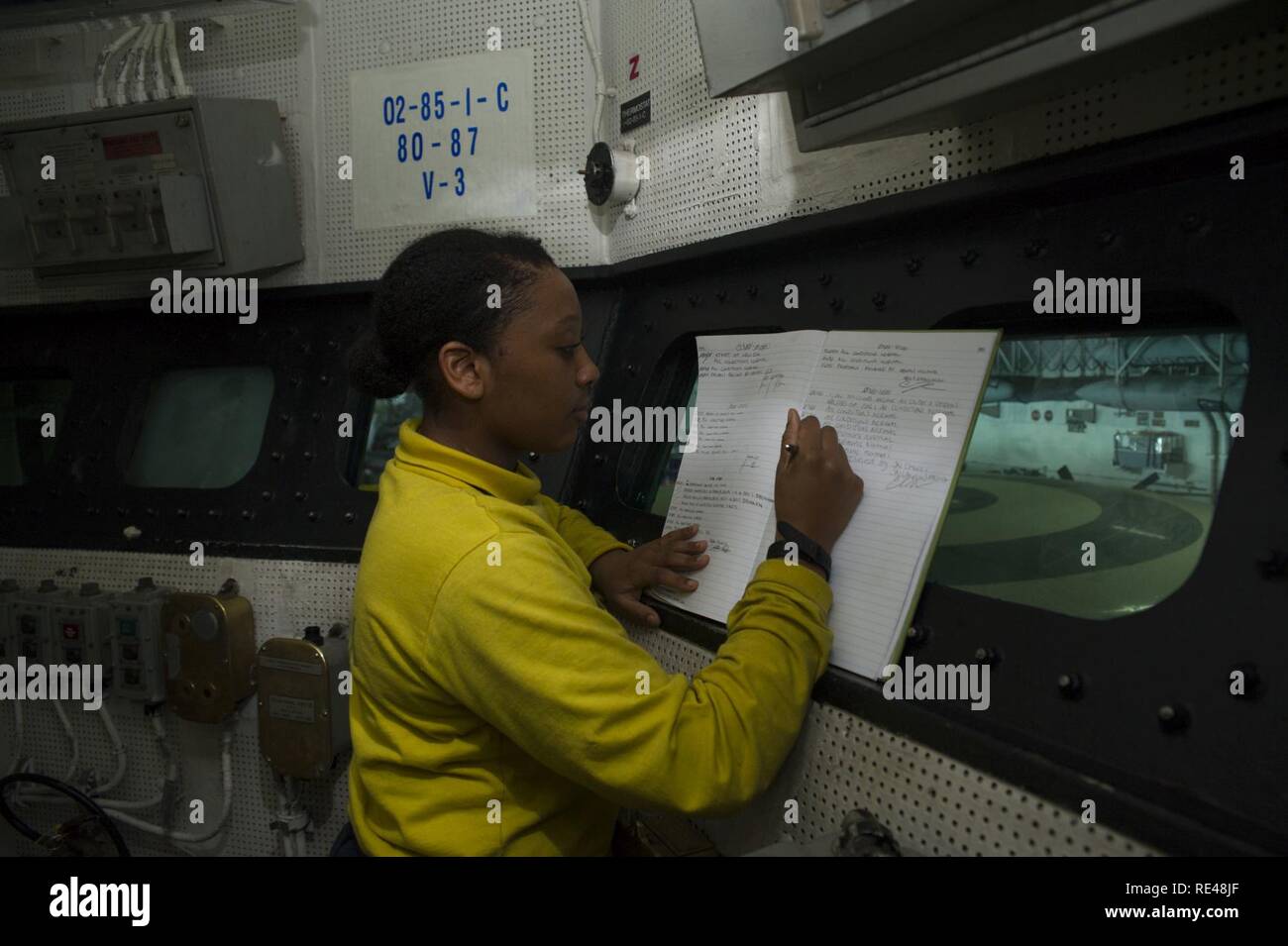 RABIAN GOLFE (nov. 21, 2016) Elmira-Rose Marin Mccomb, à partir de la Colombie-Britannique, Md., met à jour un journal de bord dans l'embrasement de gare à bord du porte-avions USS Dwight D. Eisenhower (CVN 69) (Ike). Mccomb sert à bord de l'aviation d'Ike maître de manœuvre (manutention). Ike et son Groupe aéronaval sont déployés à l'appui de l'opération inhérents à résoudre, les opérations de sécurité maritime et les efforts de coopération en matière de sécurité dans le théâtre dans la 5e flotte américaine zone d'opérations. Banque D'Images