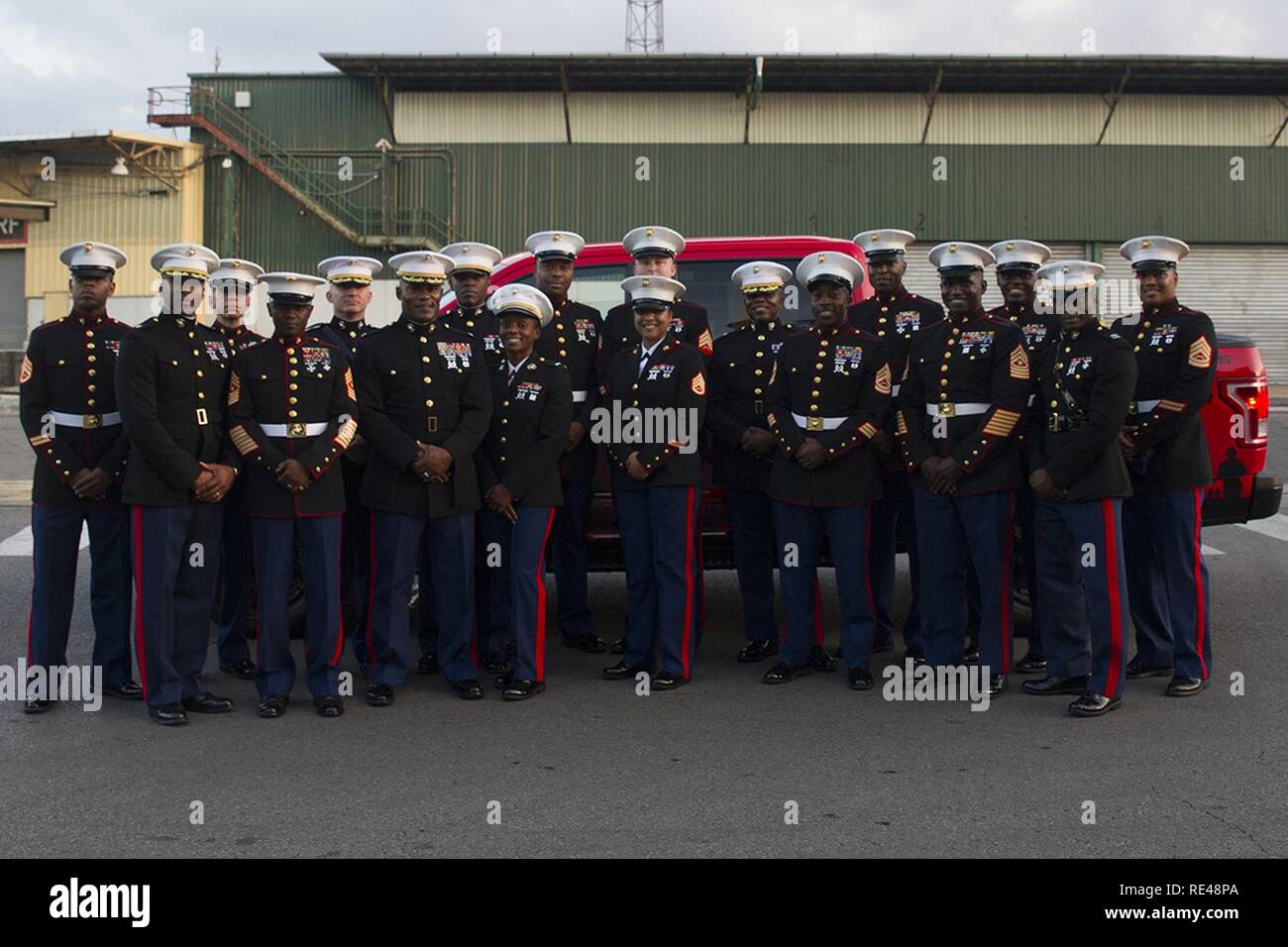 Tous les Marines qui ont participé dans le Bayou Classic parade de Thanksgiving posent pour une photo de groupe après le défilé le 24 novembre, 2016. Le Bayou Classic est la série annuelle d'événements et du ventilateur jusqu'à la rivalité match de football entre le Sud de l'université et l'Université d'état de Grambling a tenu la semaine de Thanksgiving. ( Banque D'Images